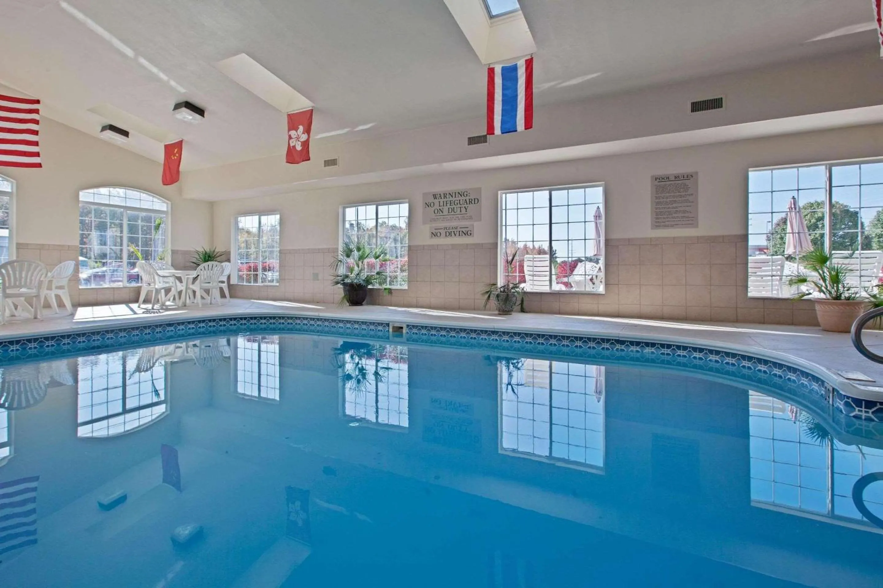 Swimming pool in Country Inn & Suites by Radisson, Paducah, KY