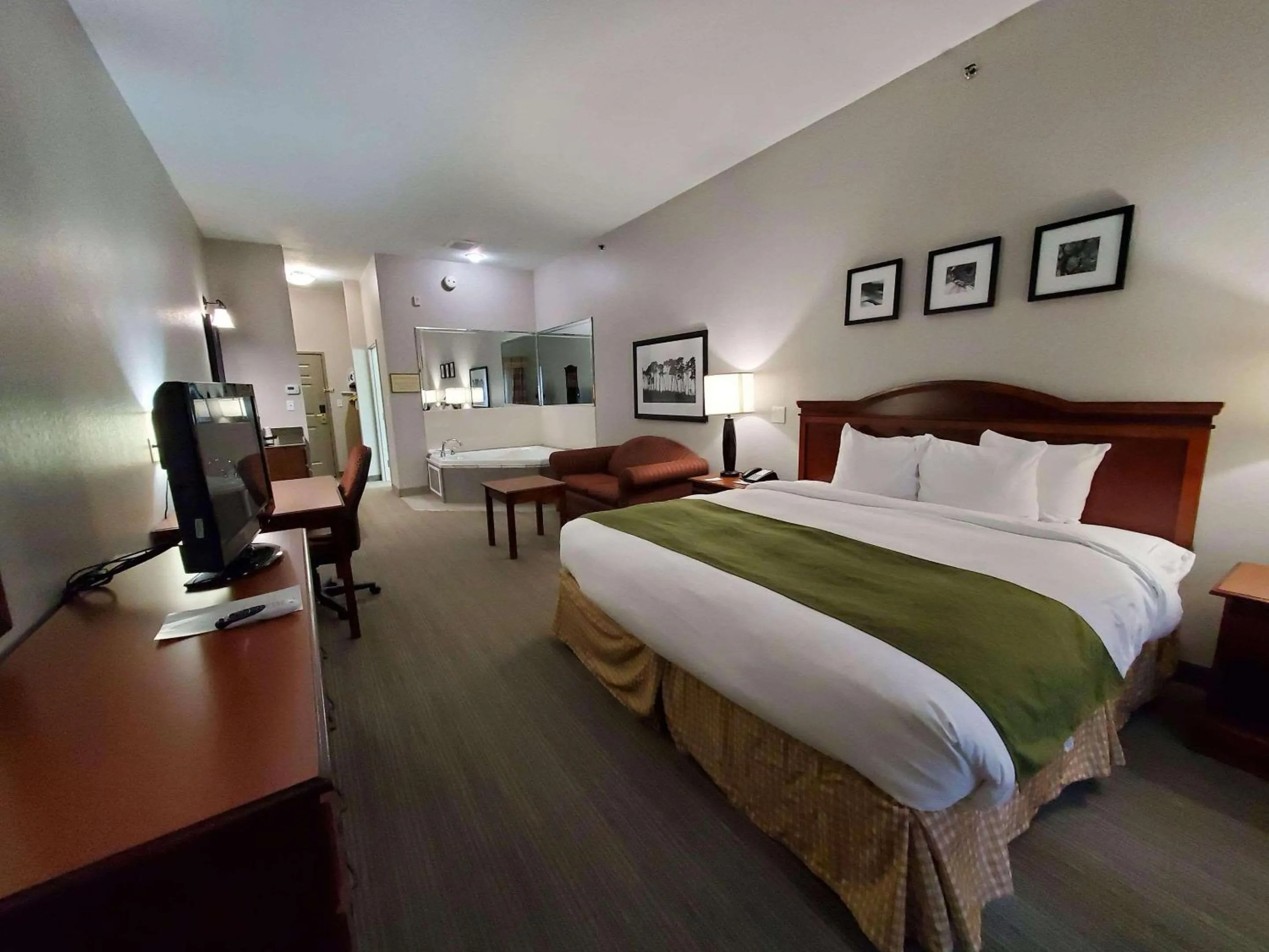 Bedroom, Bed in Country Inn & Suites by Radisson, Paducah, KY