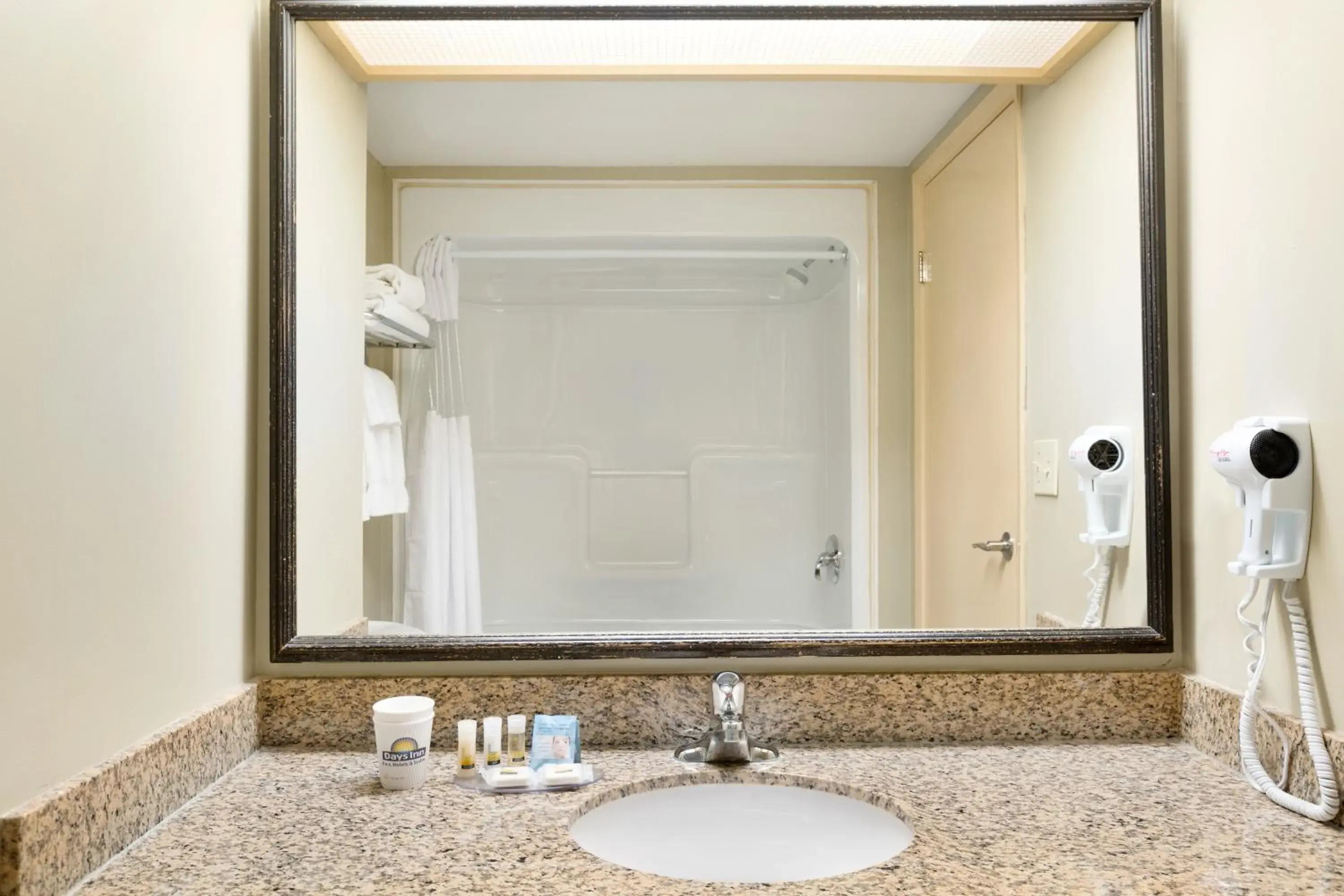 Queen Room with Two Queen Beds - Non-Smoking in Days Inn by Wyndham Orillia Queen Room with Two Queen Beds - Non-Smoking in Days Inn by Wyndham Orillia