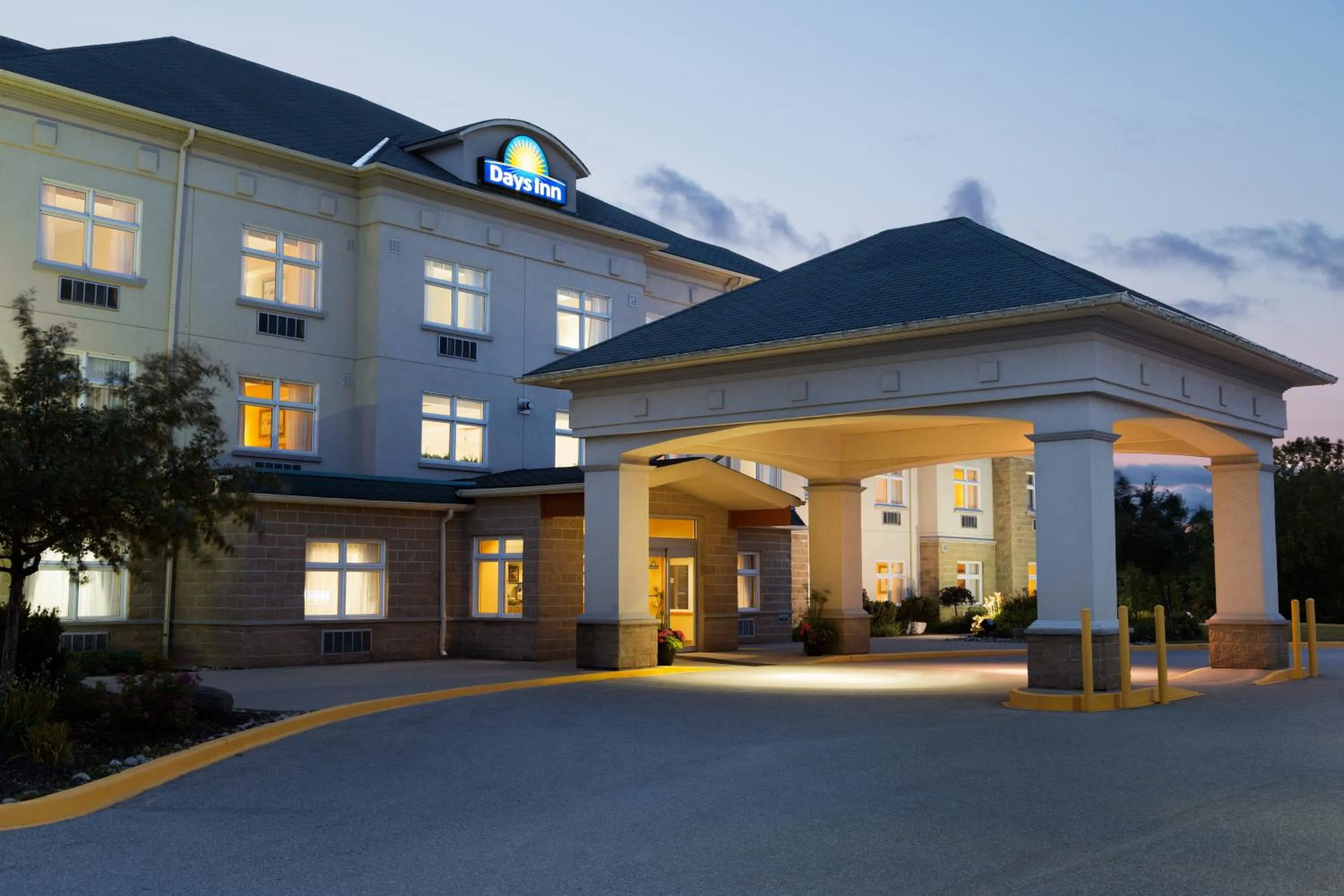 Facade/entrance in Days Inn by Wyndham Orillia