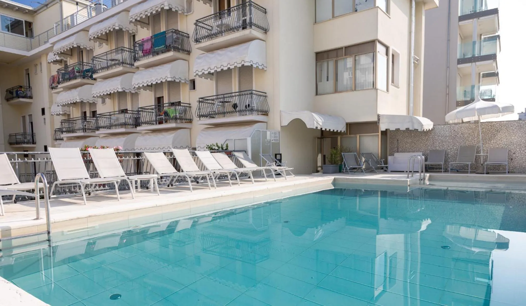 Swimming pool in Hotel Jesulum