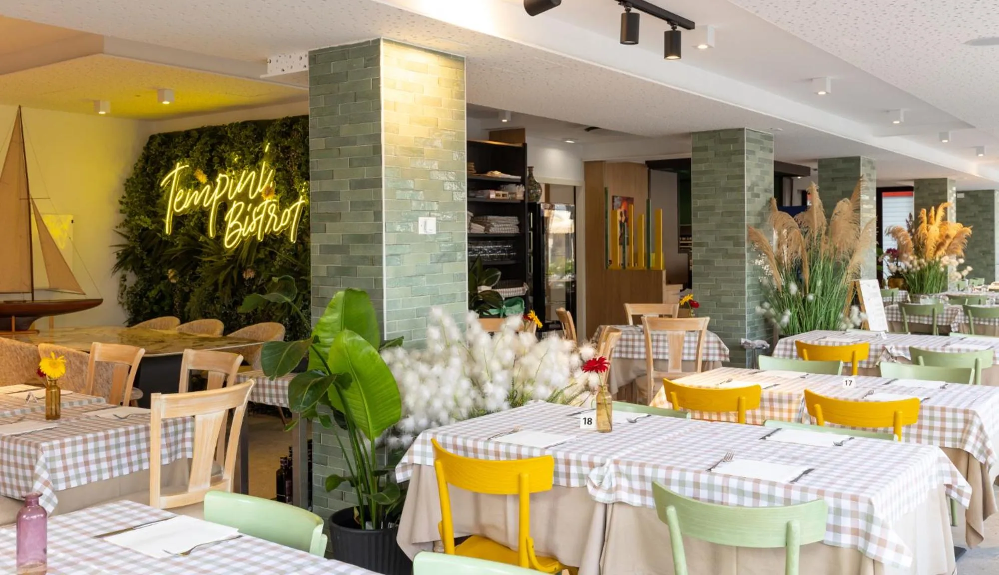 Restaurant/places to eat in Hotel Jesulum