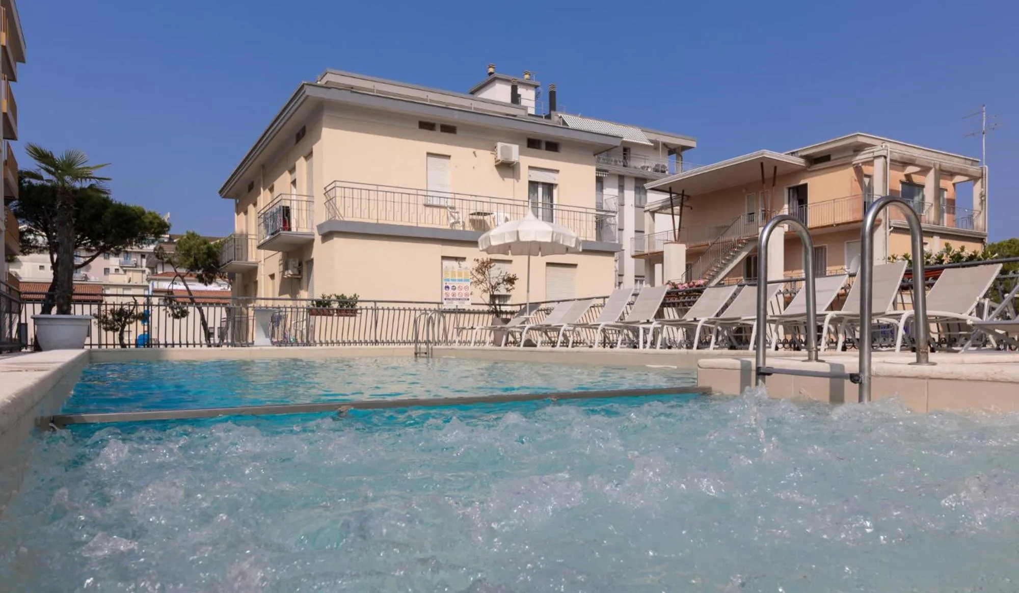 Swimming pool in Hotel Jesulum