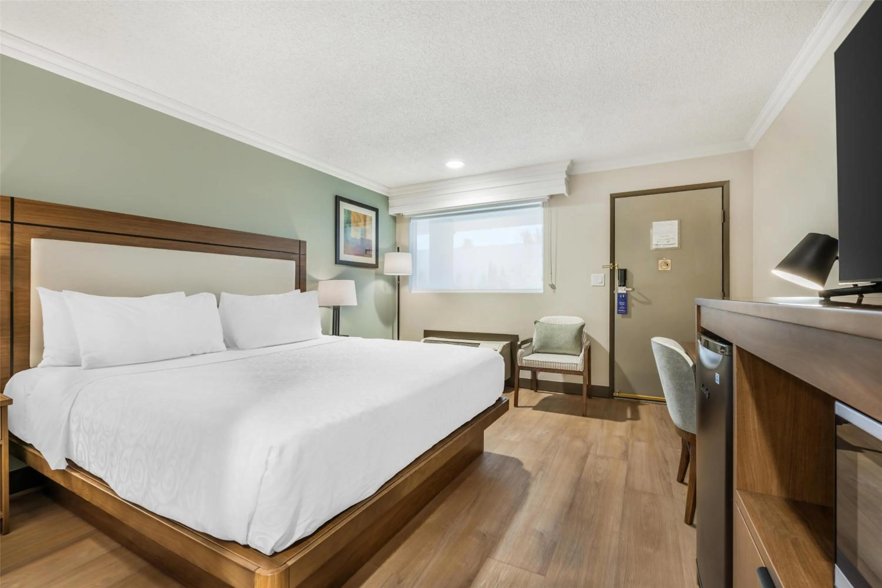 Bedroom, Bed in Best Western PLUS Burnaby Hotel