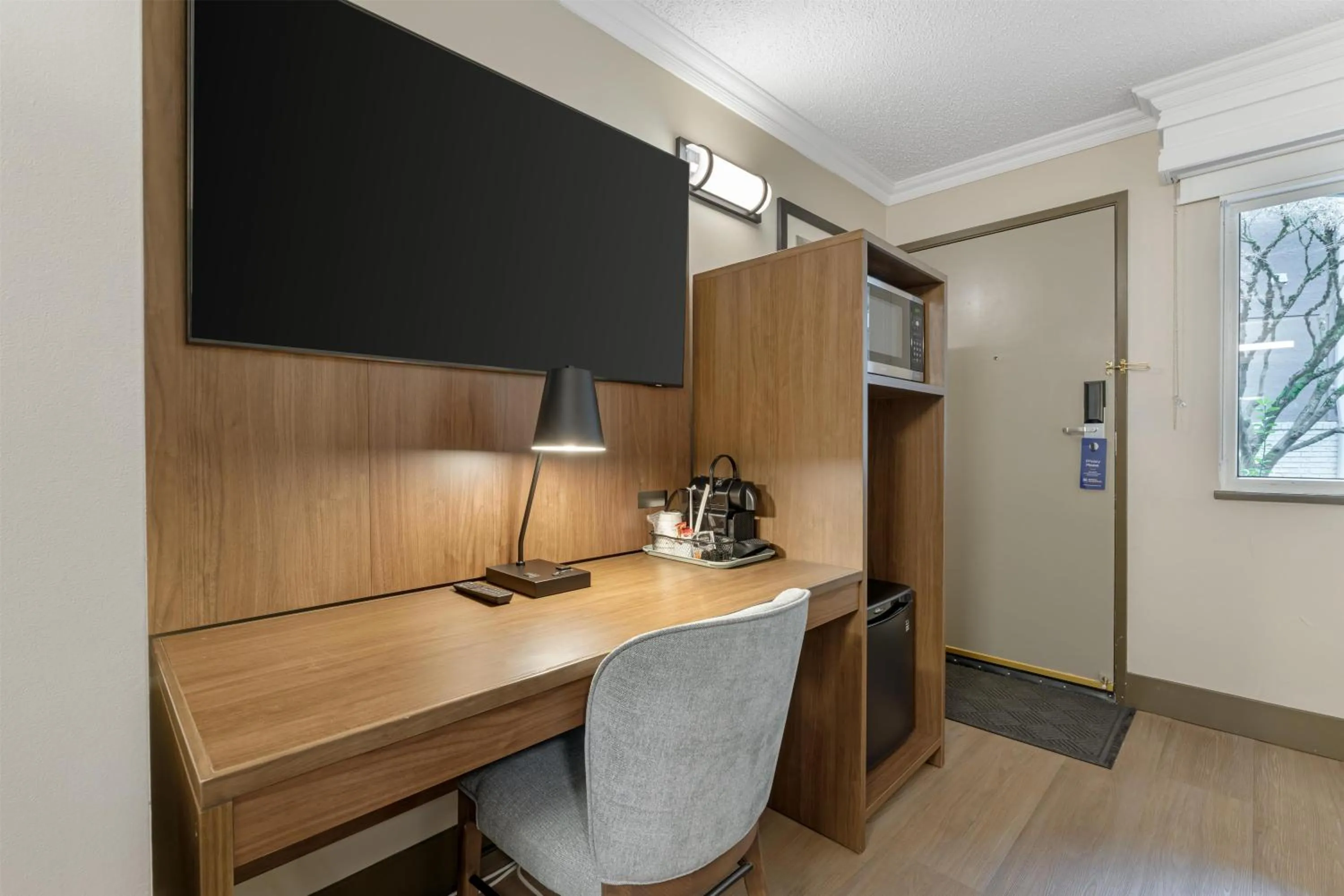 Bedroom in Best Western PLUS Burnaby Hotel