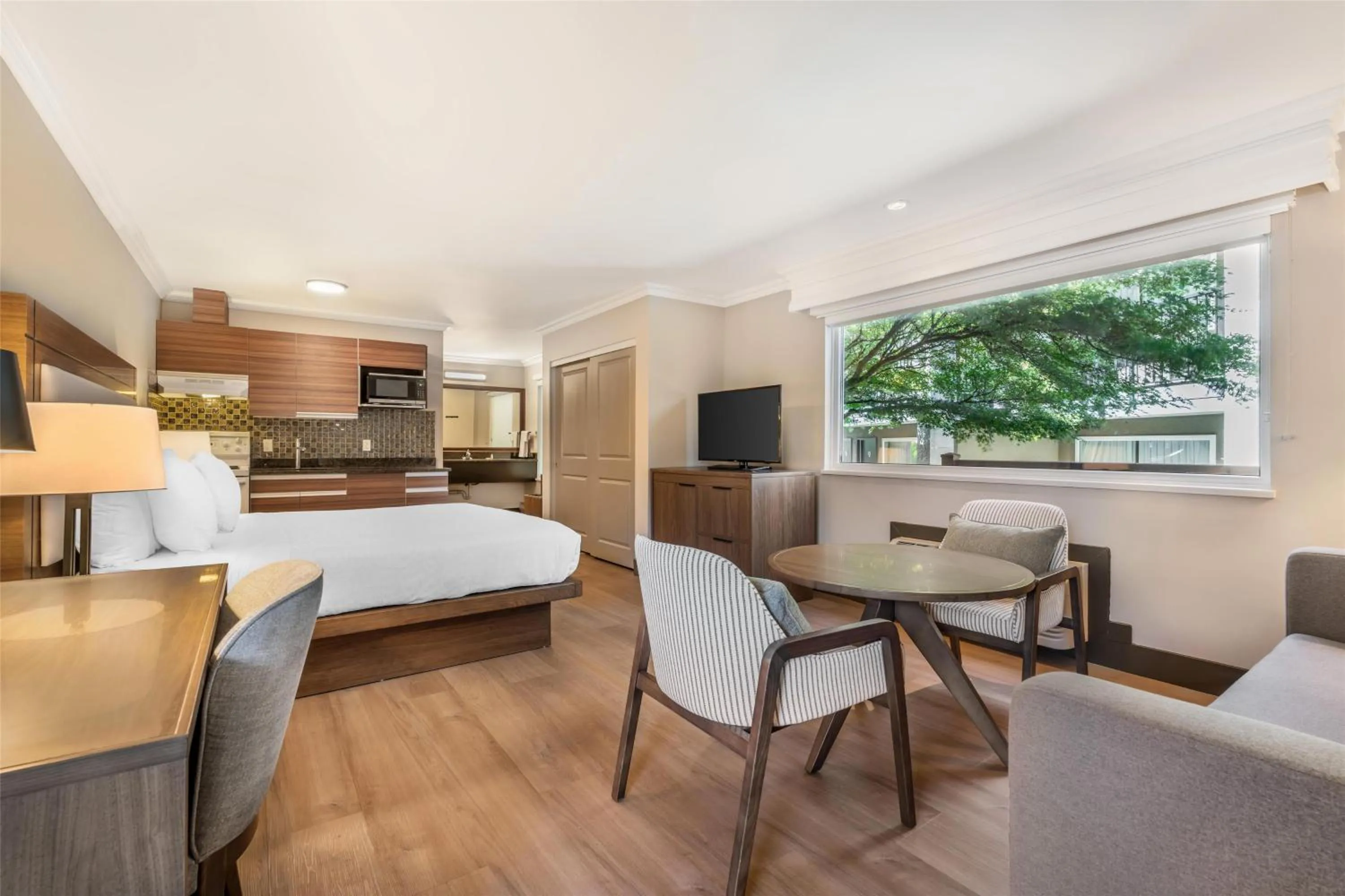 Bedroom, Bed in Best Western PLUS Burnaby Hotel