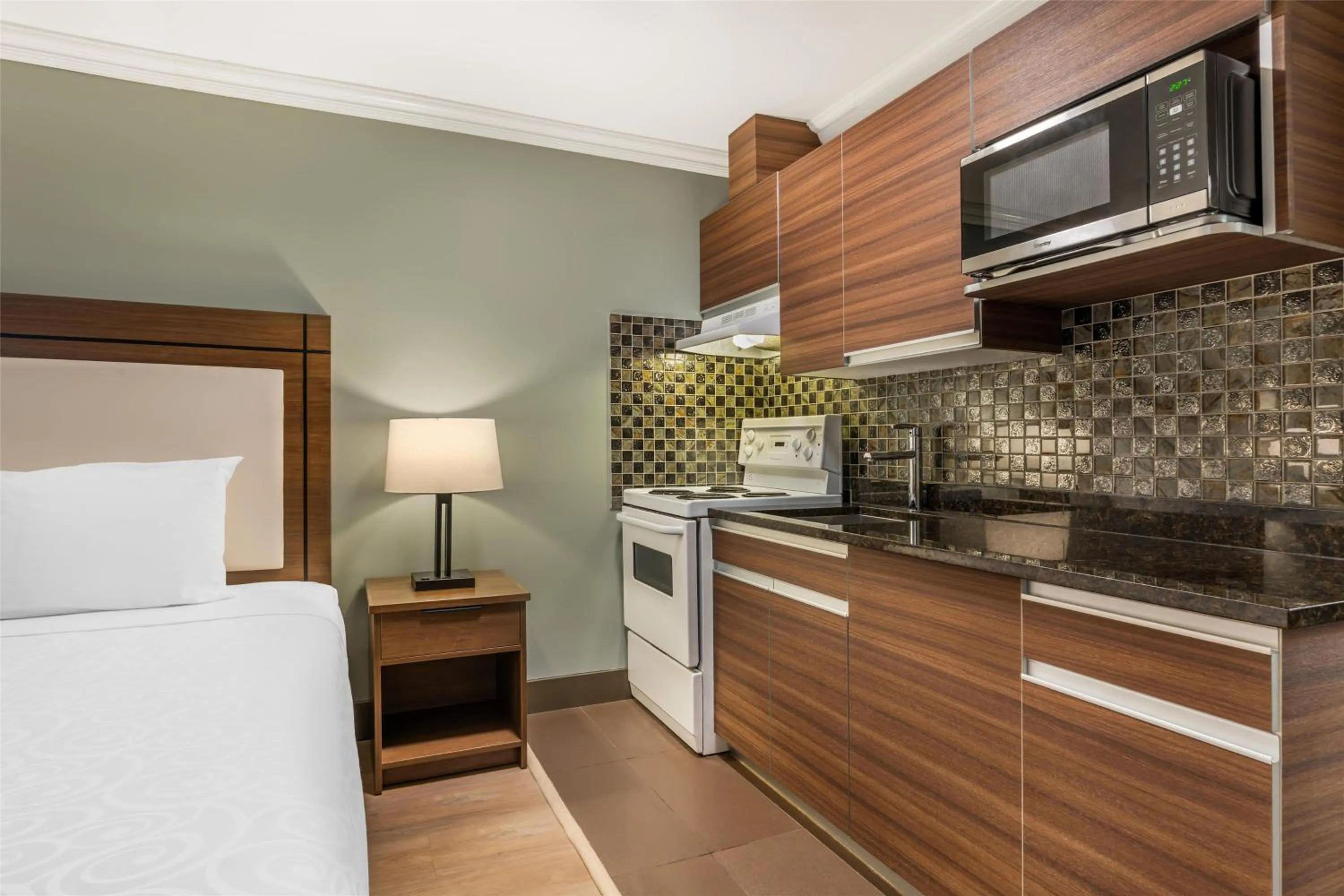 Bedroom in Best Western PLUS Burnaby Hotel