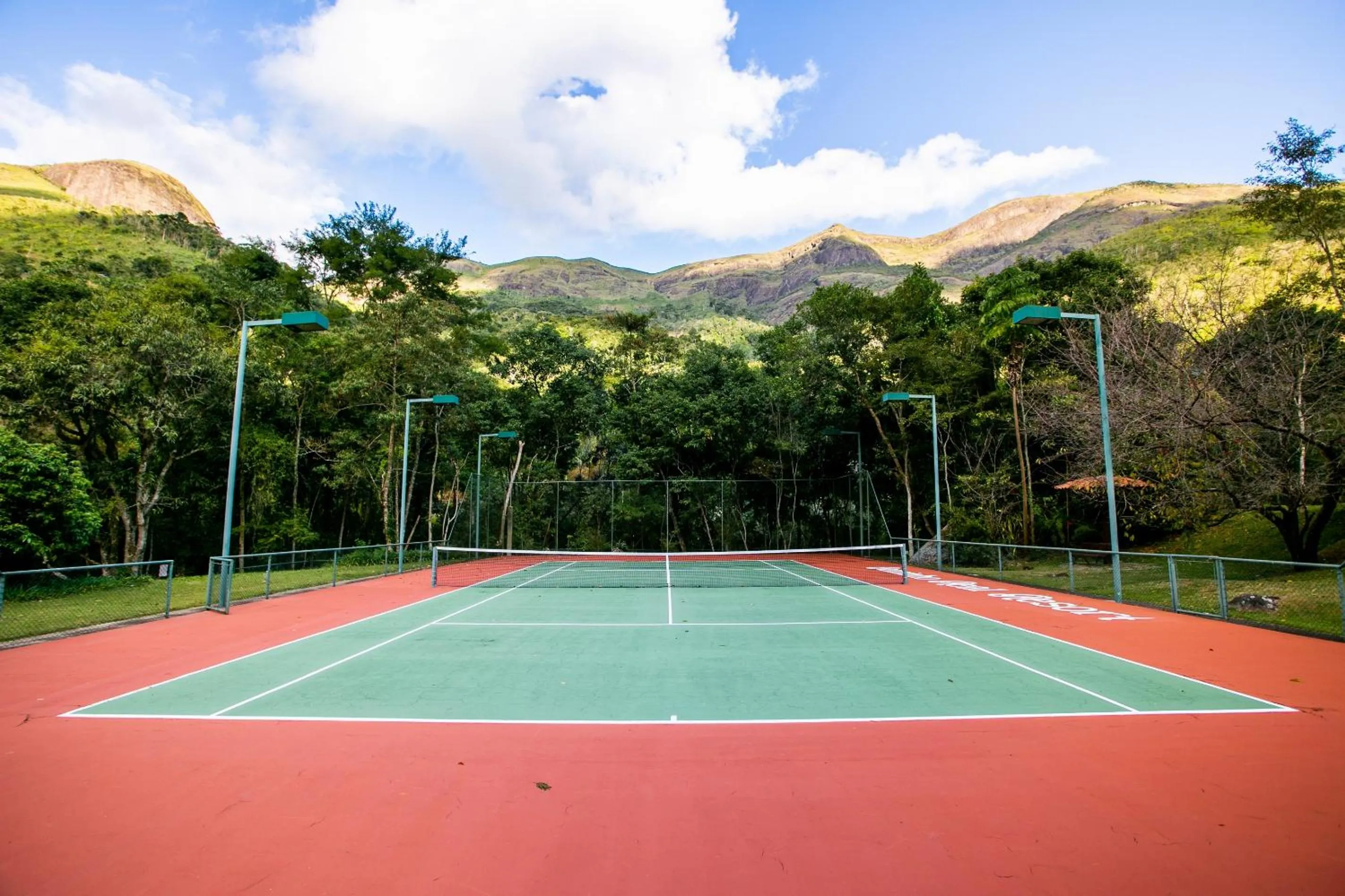 Tennis court in Bomtempo II Chales by Castelo Itaipava