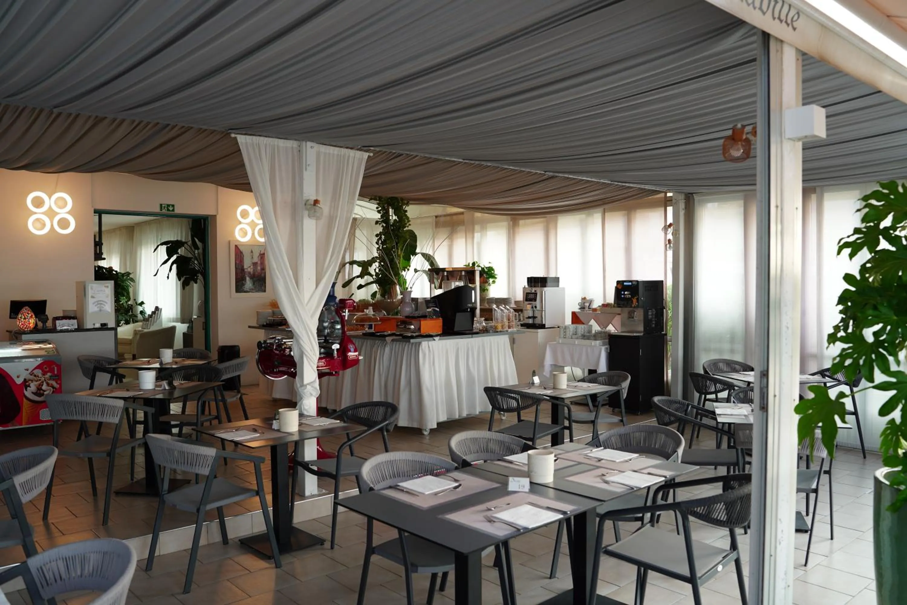 Restaurant/places to eat in Hotel Delaville Frontemare