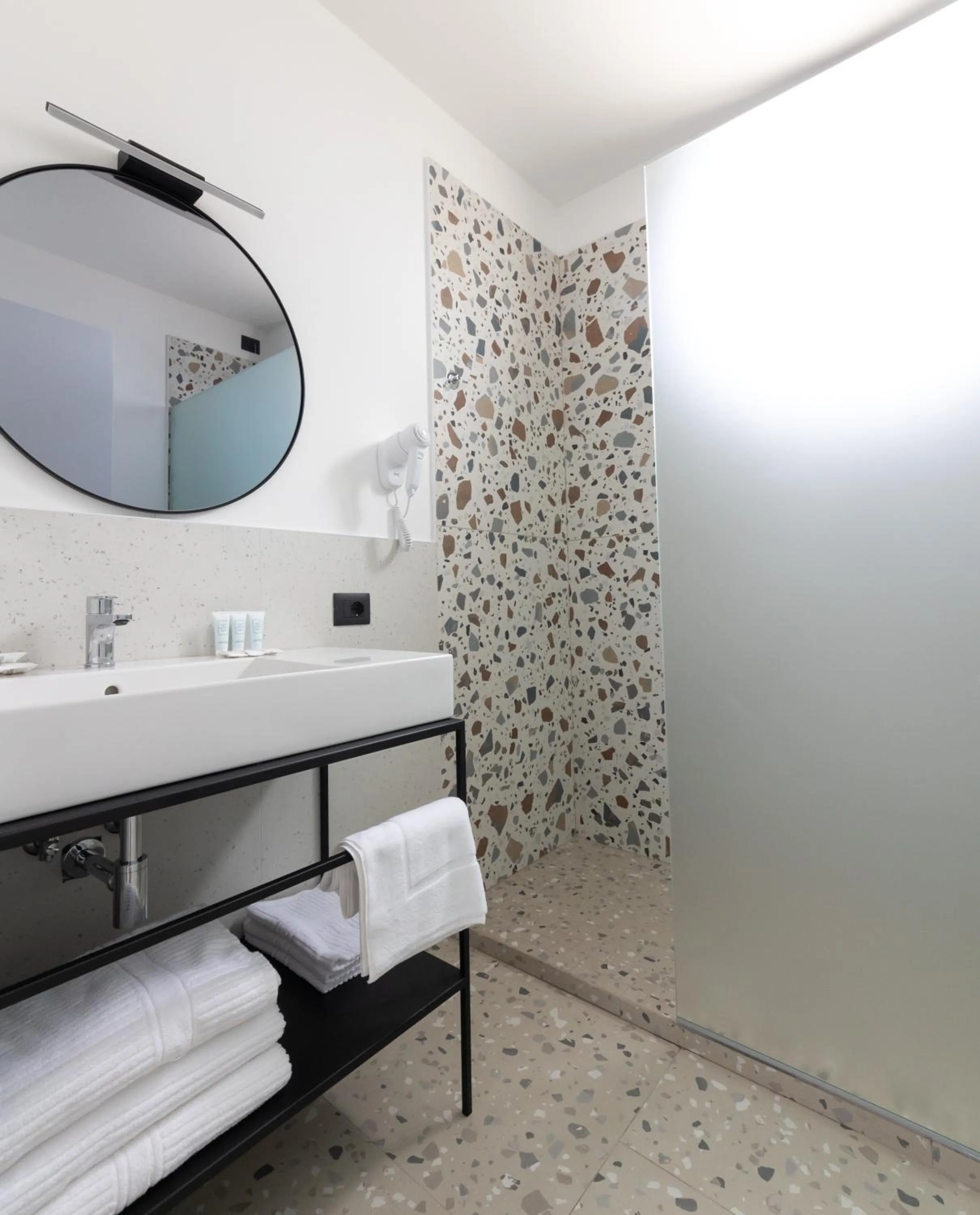 Bathroom, Bed in Hotel Delaville Frontemare