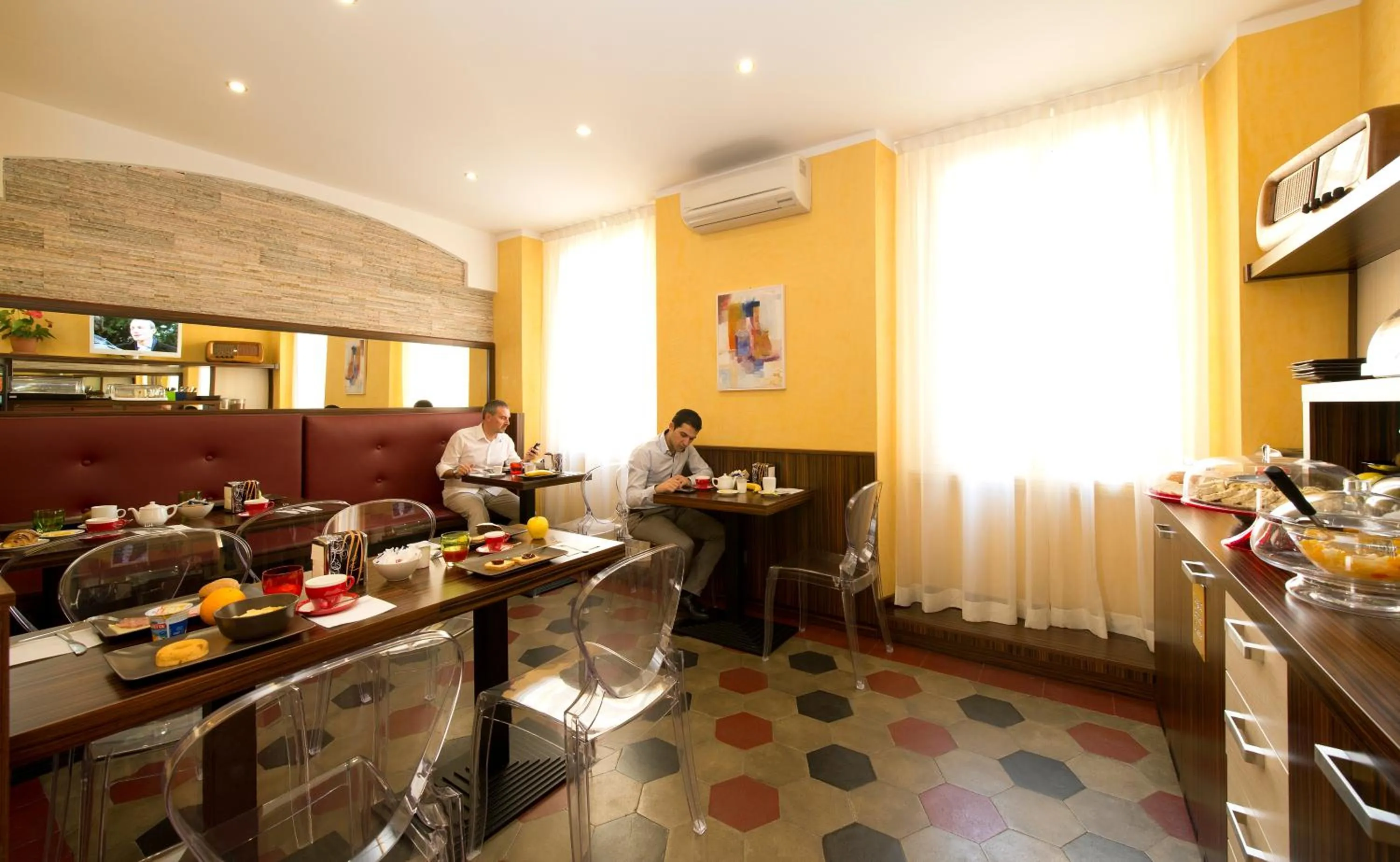 Restaurant/places to eat in Hotel Panizza