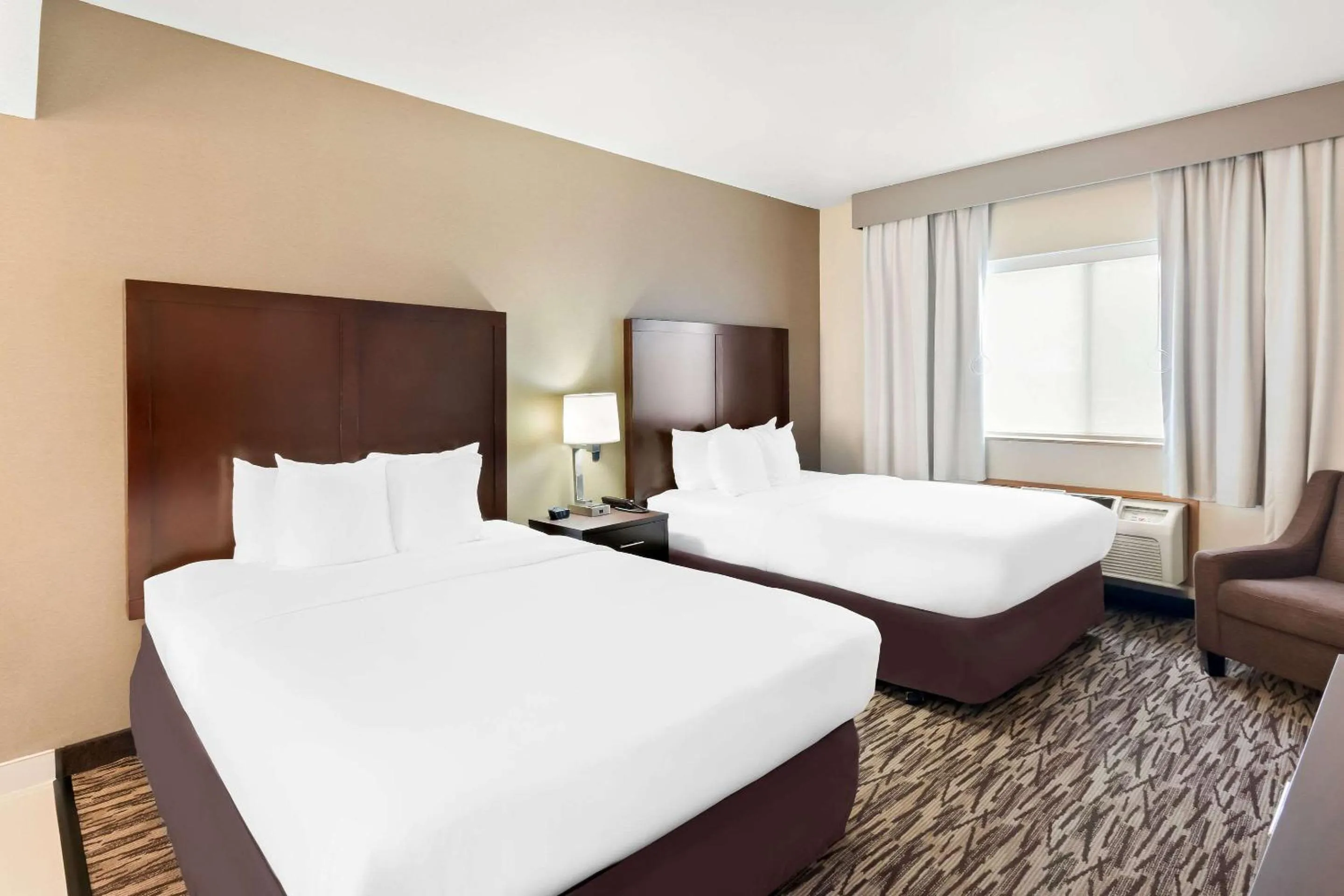 Bedroom, Bed in Comfort Suites Portland Airport