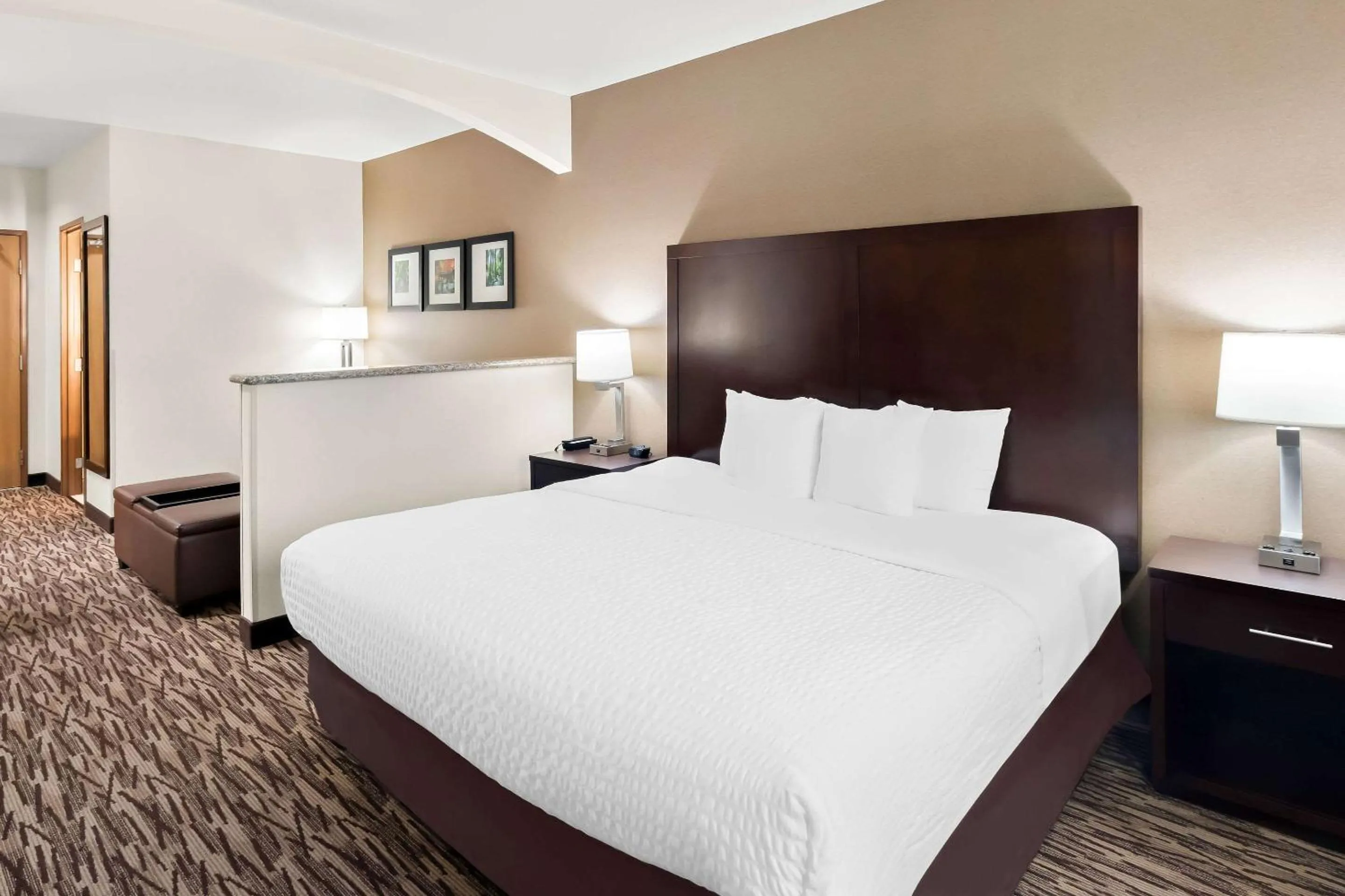 Bedroom, Bed in Comfort Suites Portland Airport