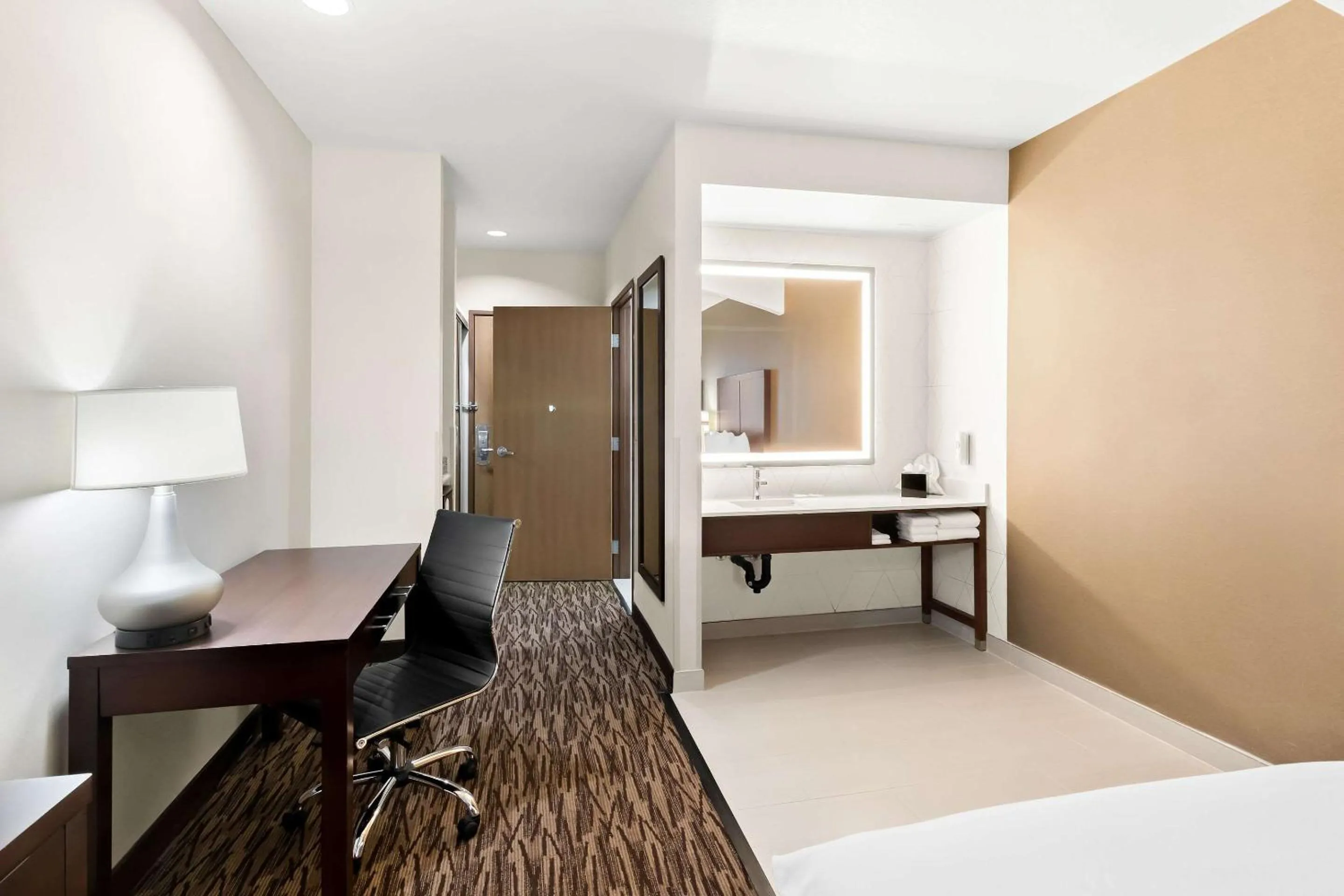 Bedroom, Bed in Comfort Suites Portland Airport