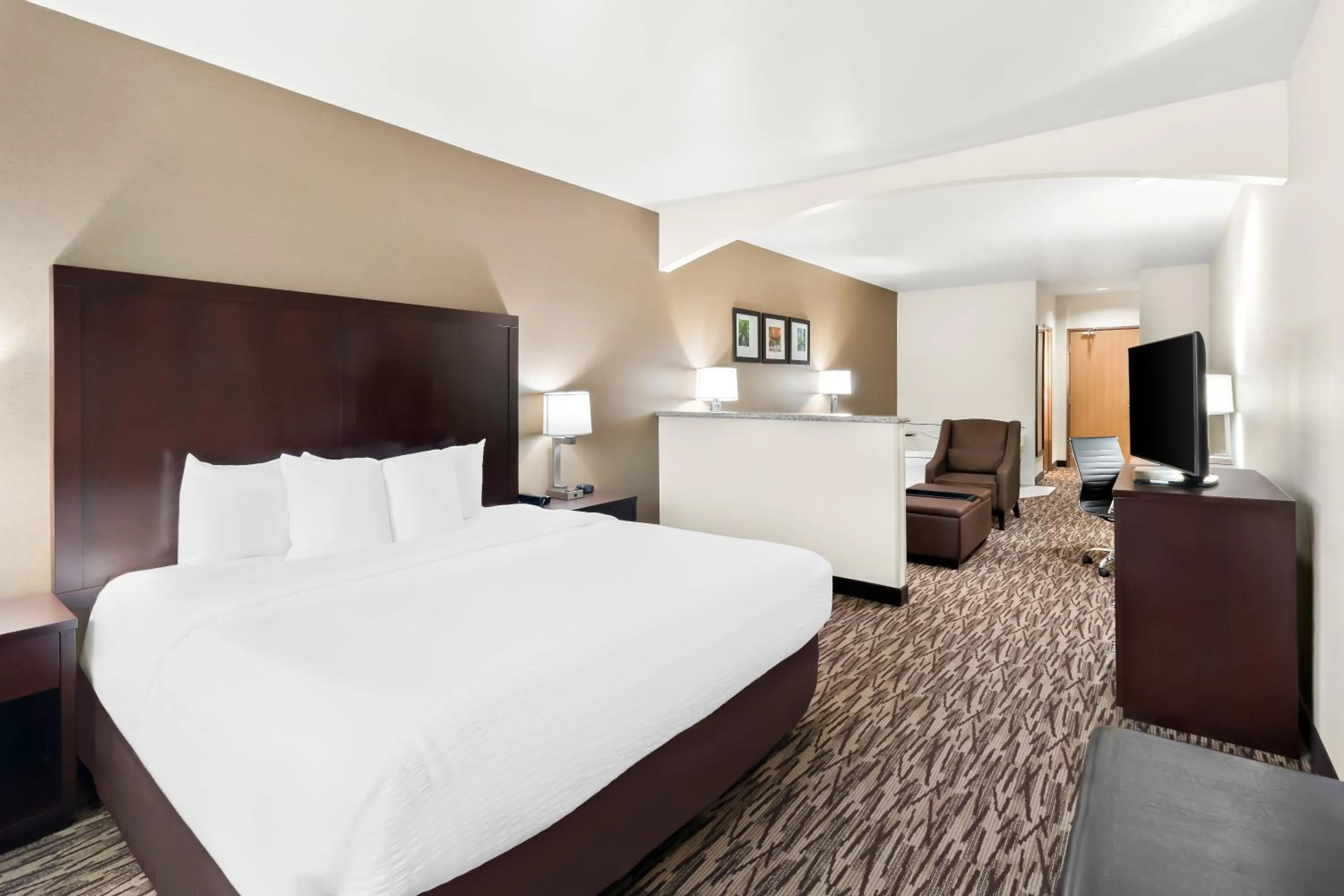 Photo of the whole room, Bed in Comfort Suites Portland Airport