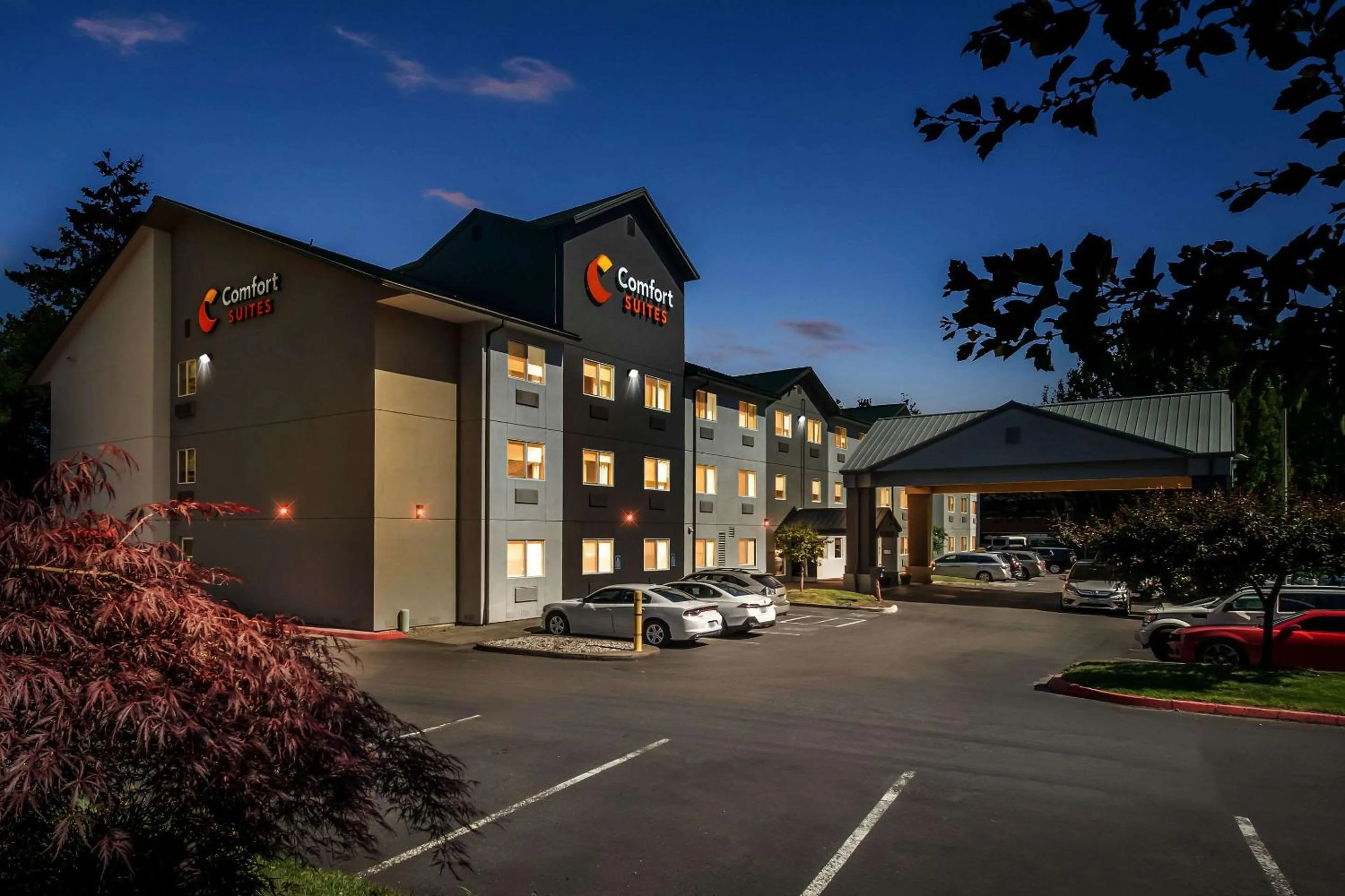 Property building in Comfort Suites Portland Airport