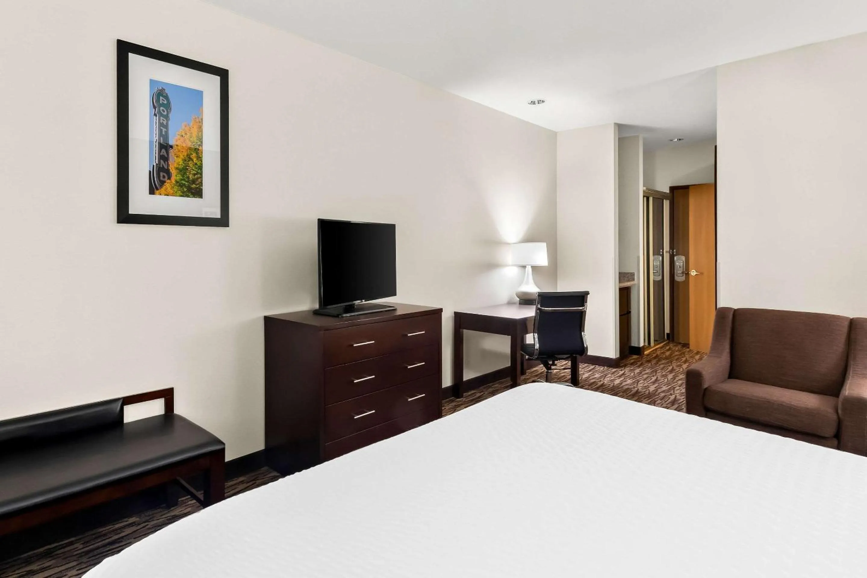 Bedroom, Bed in Comfort Suites Portland Airport