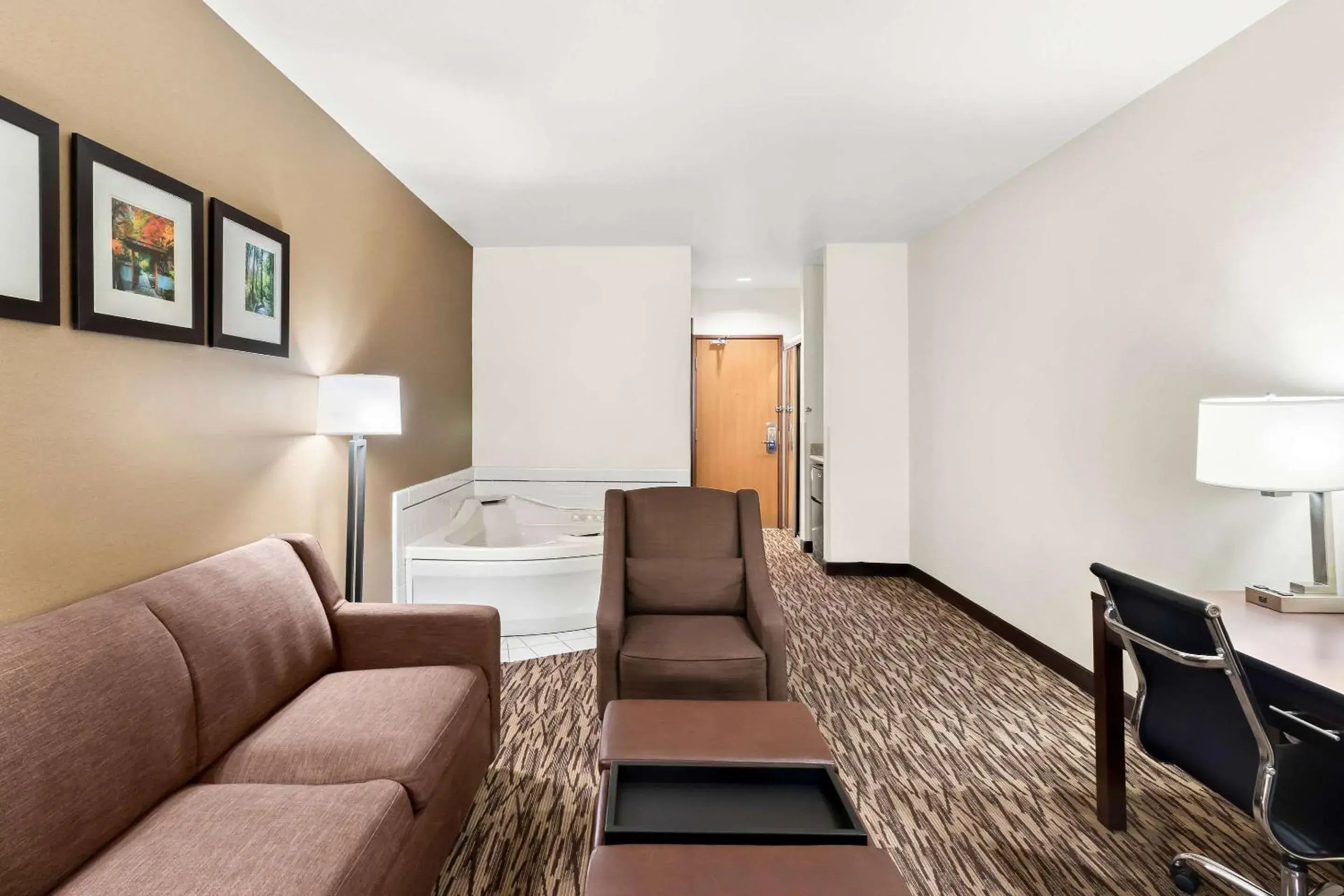 One Room Suite with Whirlpool - Non Smoking in Comfort Suites Portland Airport One Room Suite with Whirlpool - Non Smoking in Comfort Suites Portland Airport