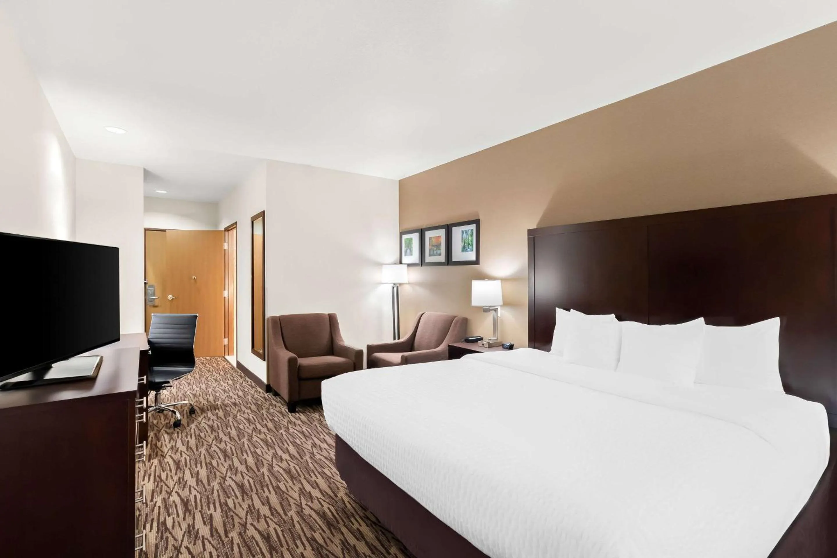 Bedroom, Bed in Comfort Suites Portland Airport