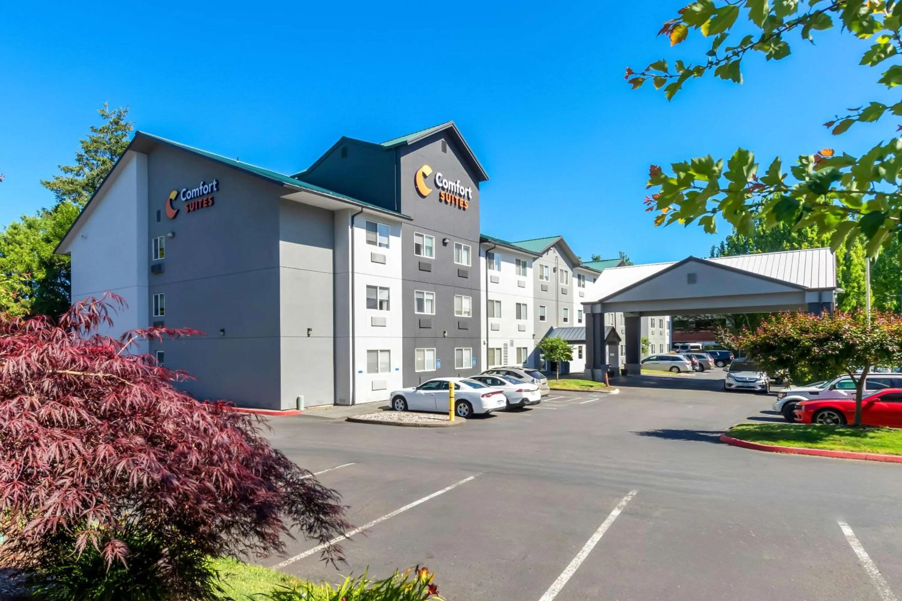 Property building in Comfort Suites Portland Airport