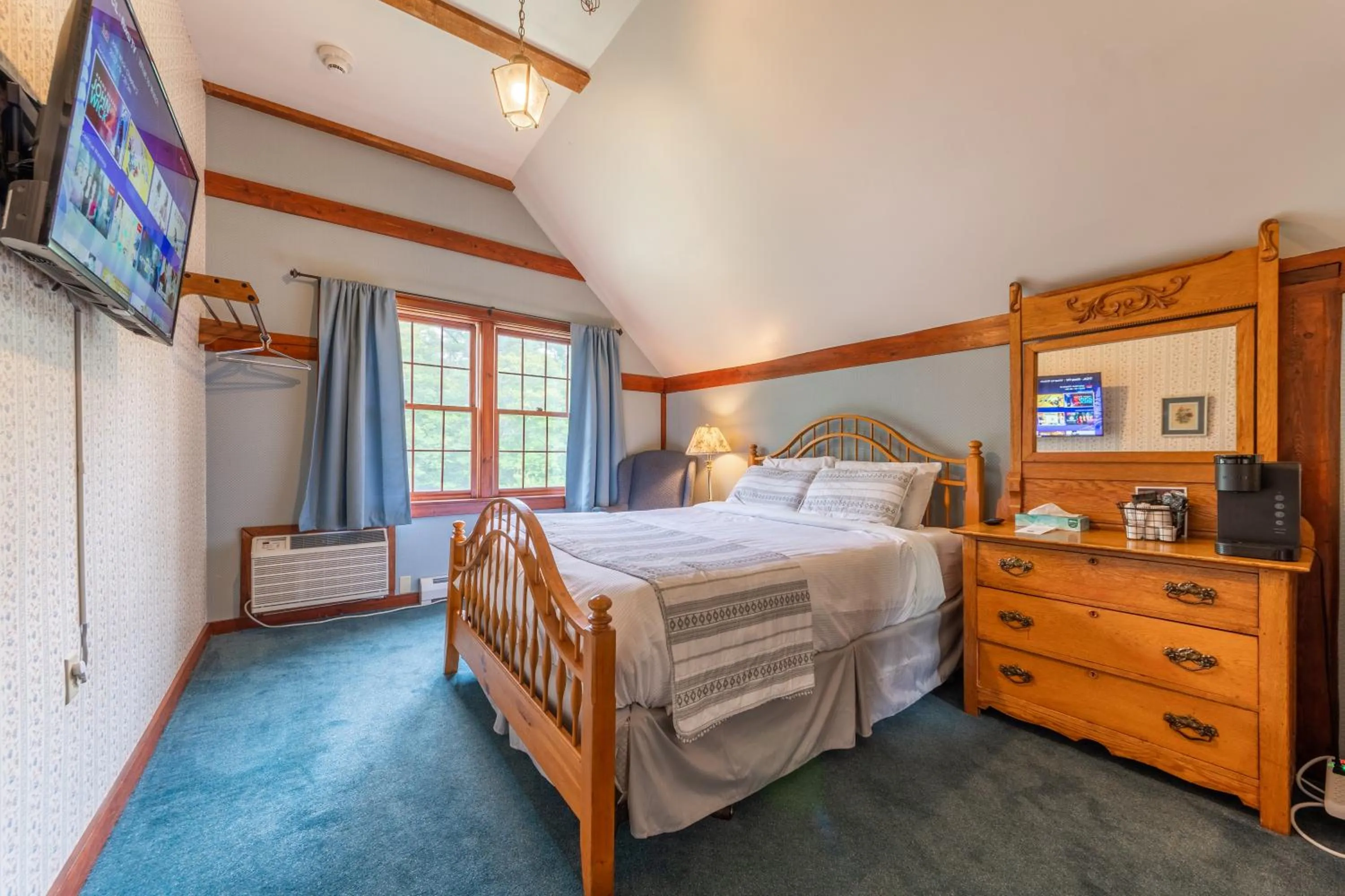 Bedroom, Bed in Cranmore Mountain Lodge Bed & Breakfast