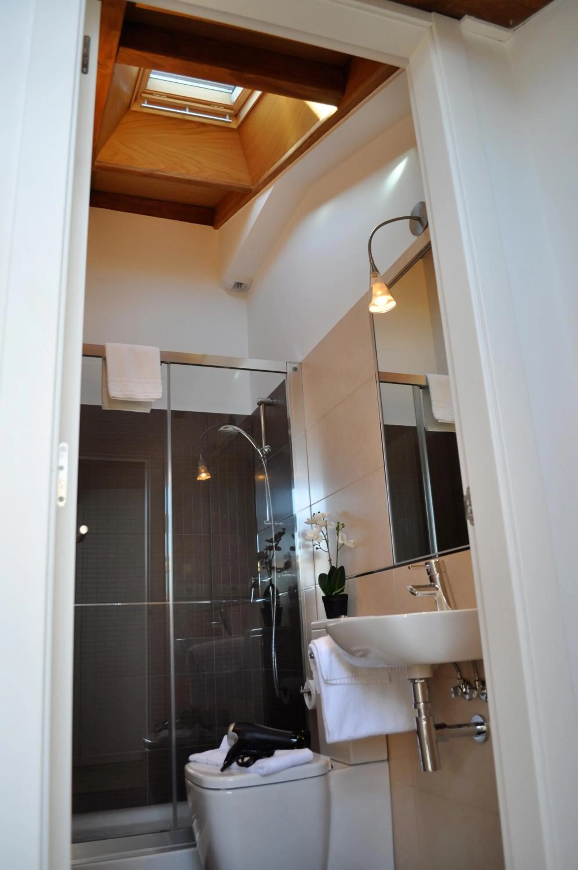 Bathroom in Catedral Site by Como en Casa