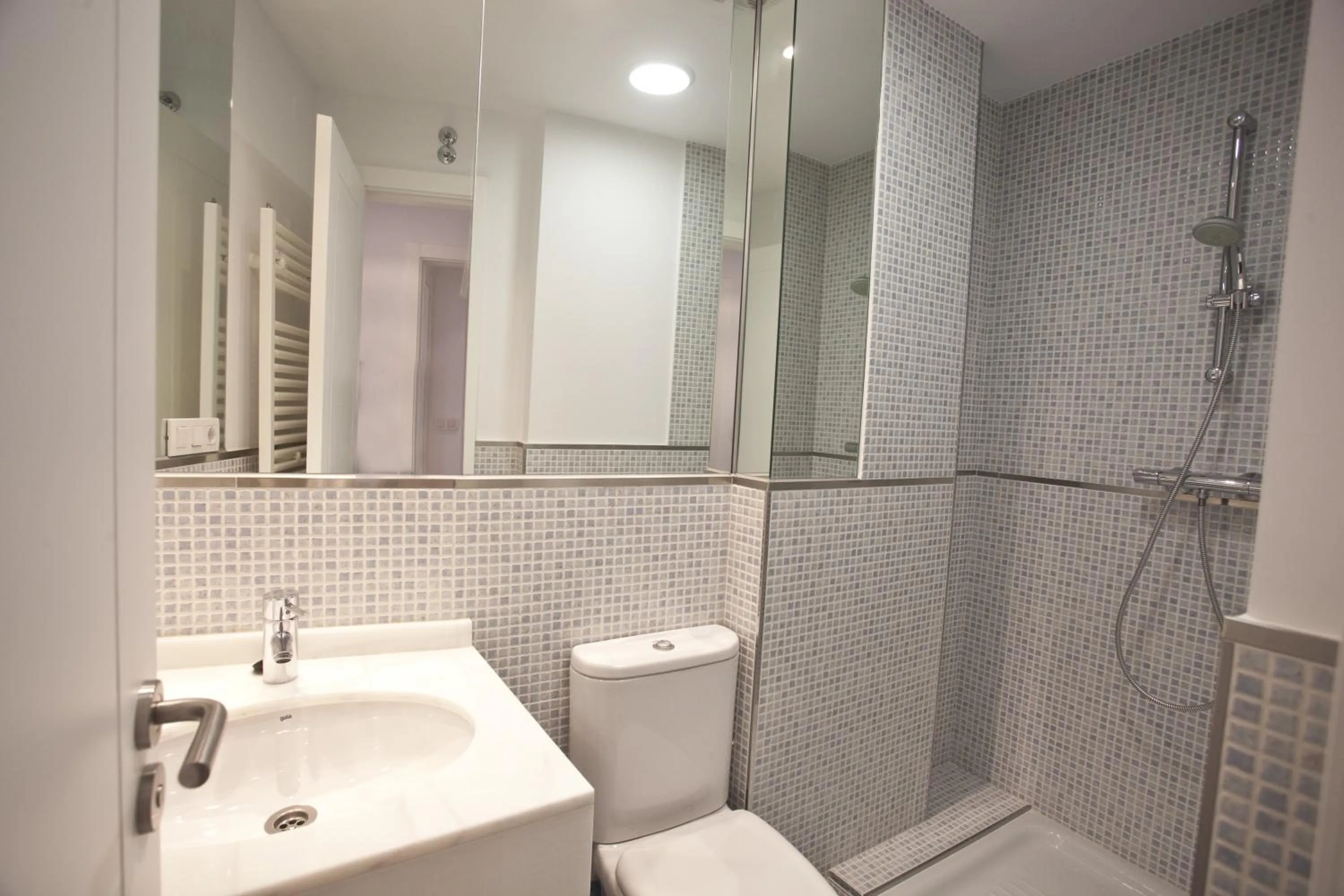 Bathroom in Catedral Site by Como en Casa