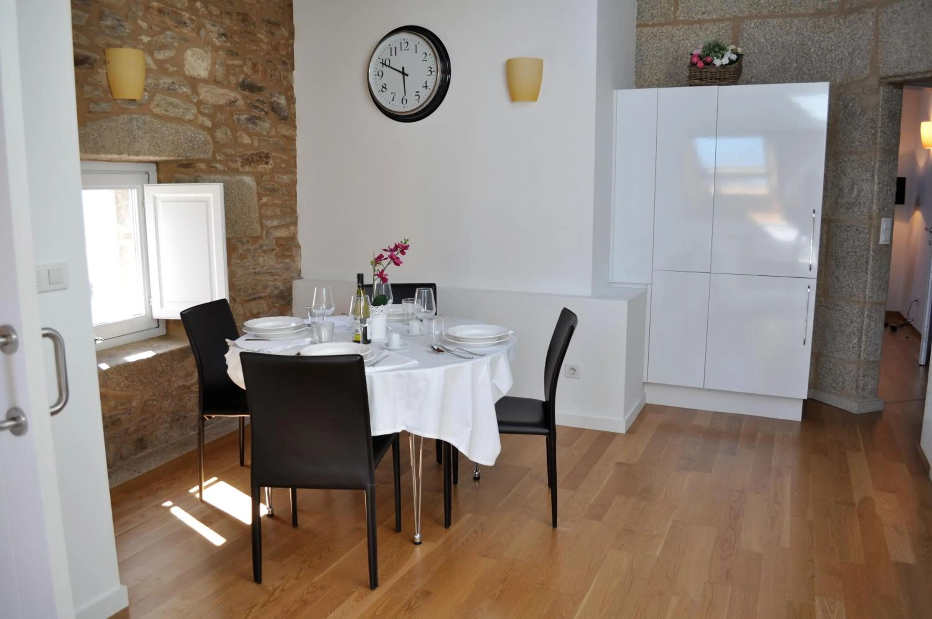 Dining area in Catedral Site by Como en Casa