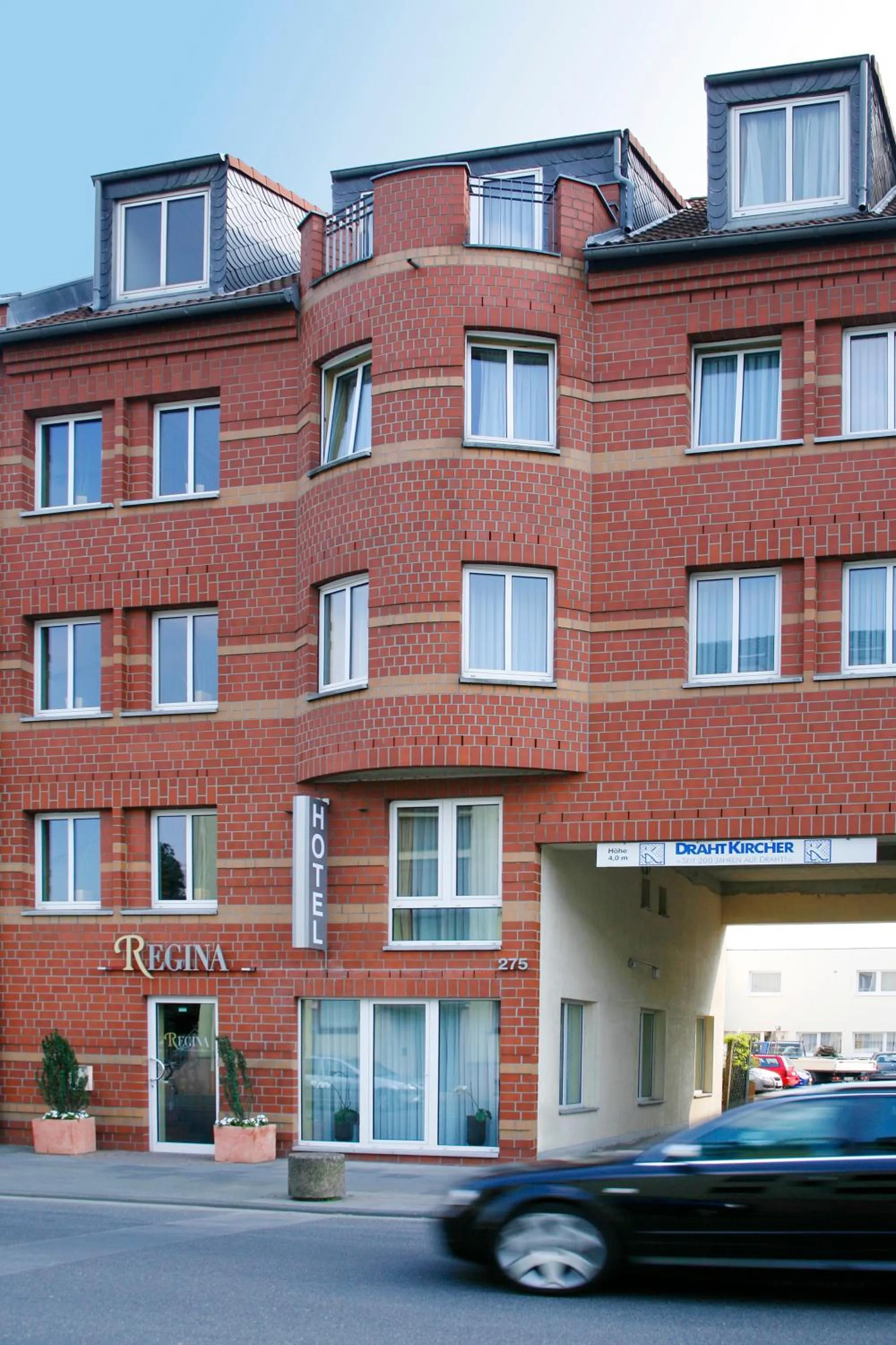 Property building in Hotel Regina - Bed & Breakfast Köln