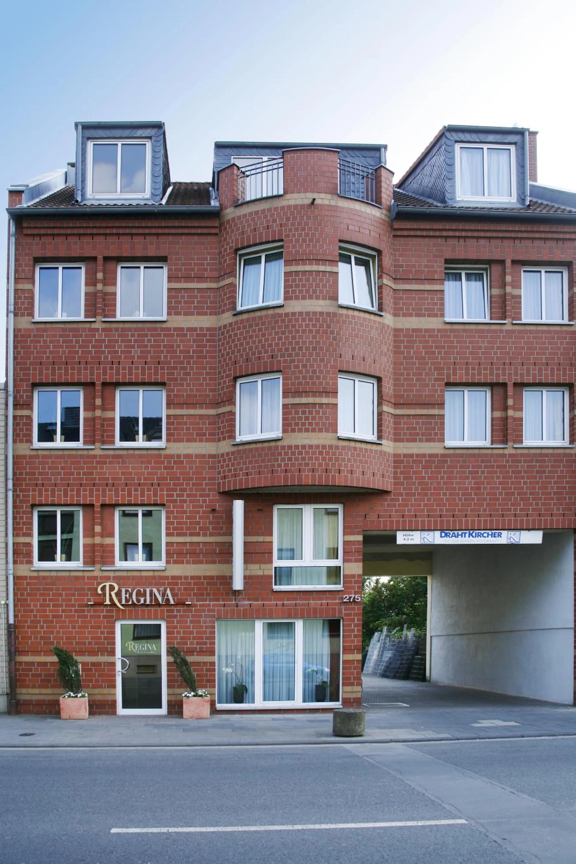 Property building in Hotel Regina - Bed & Breakfast Köln