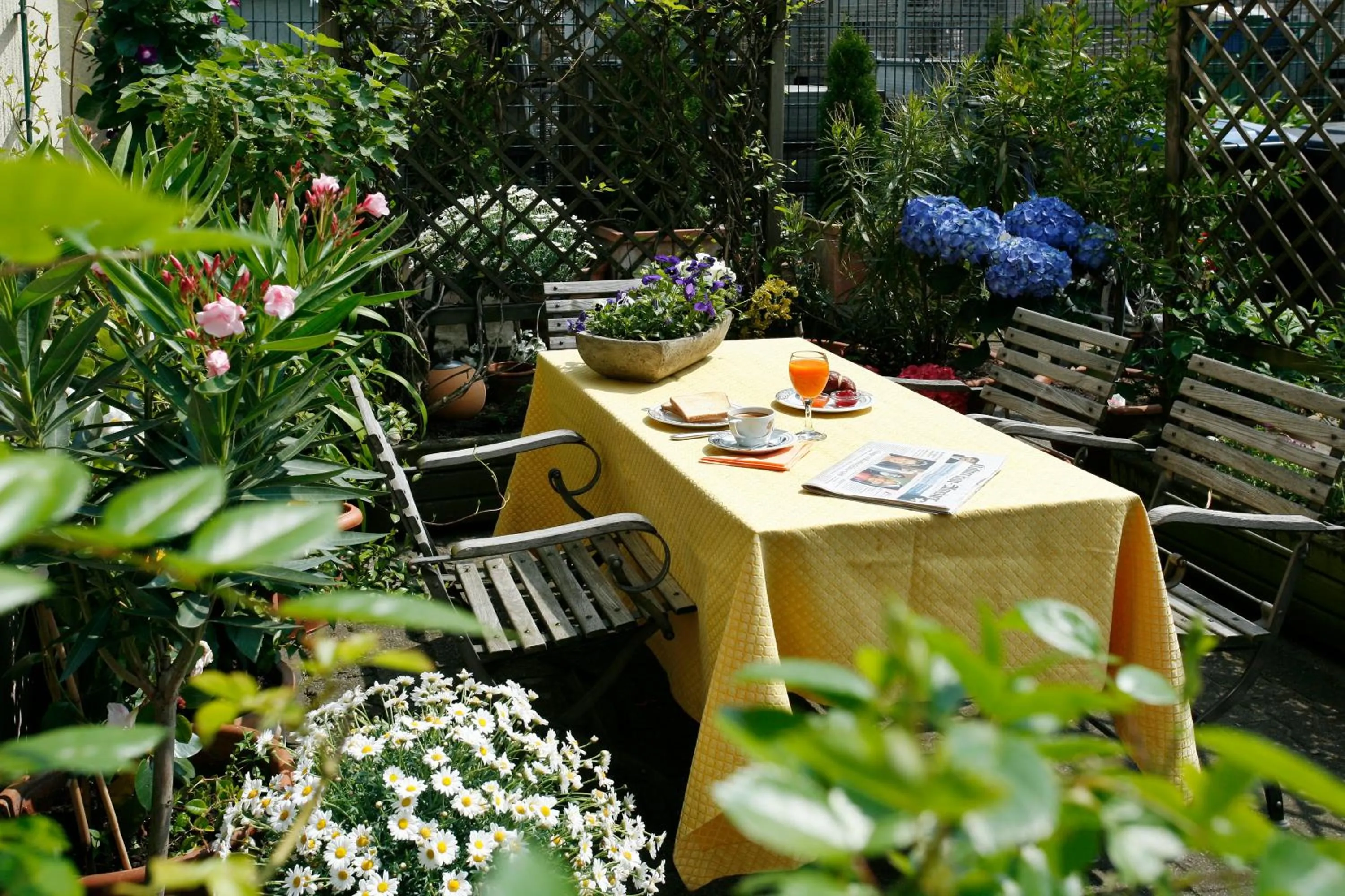 Property building in Hotel Regina - Bed & Breakfast Köln