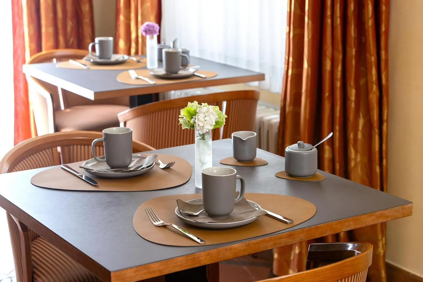 Dining area in Hotel Regina - Bed & Breakfast Köln