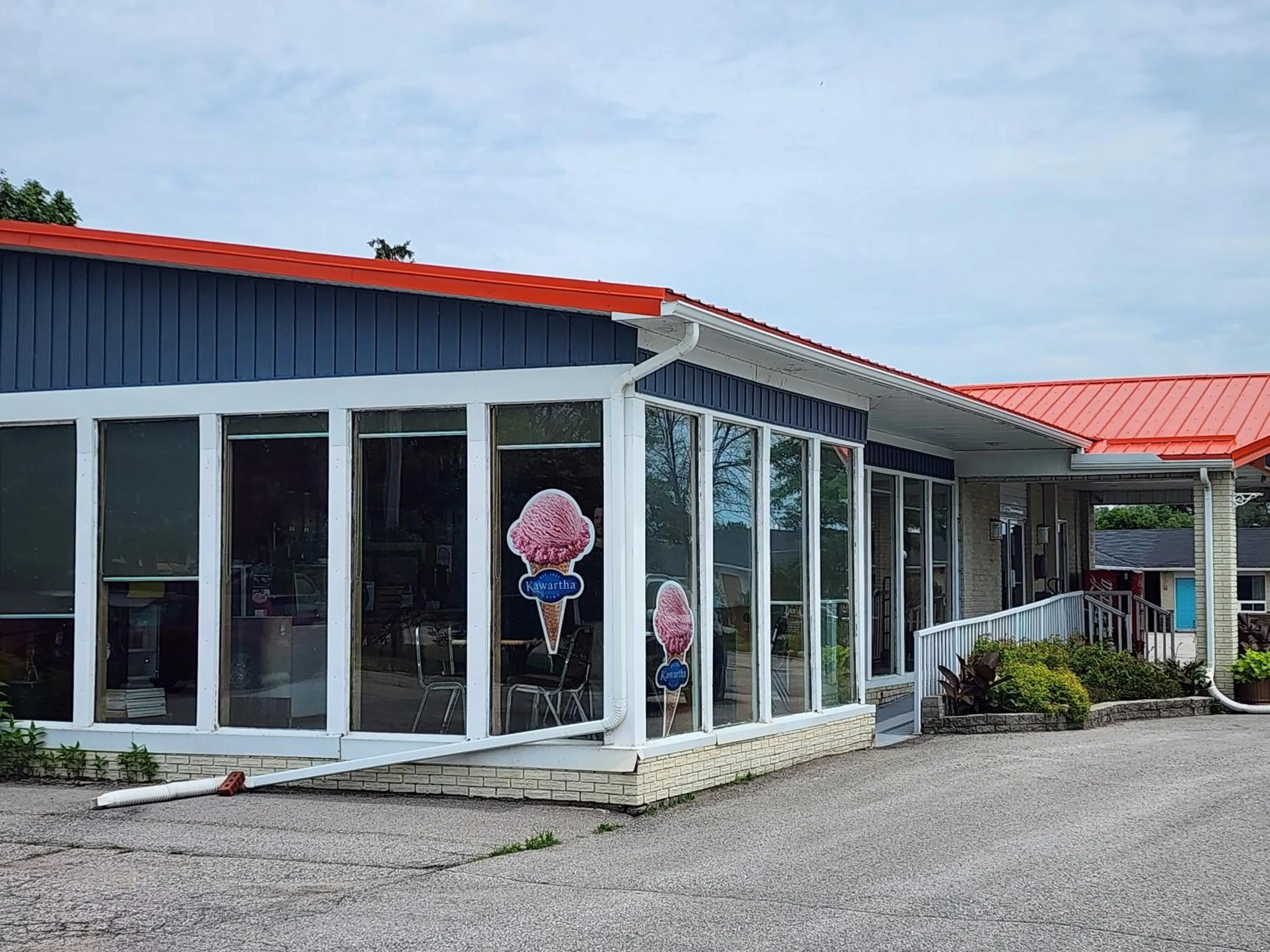 Property building in Howard Johnson by Wyndham Lindsay