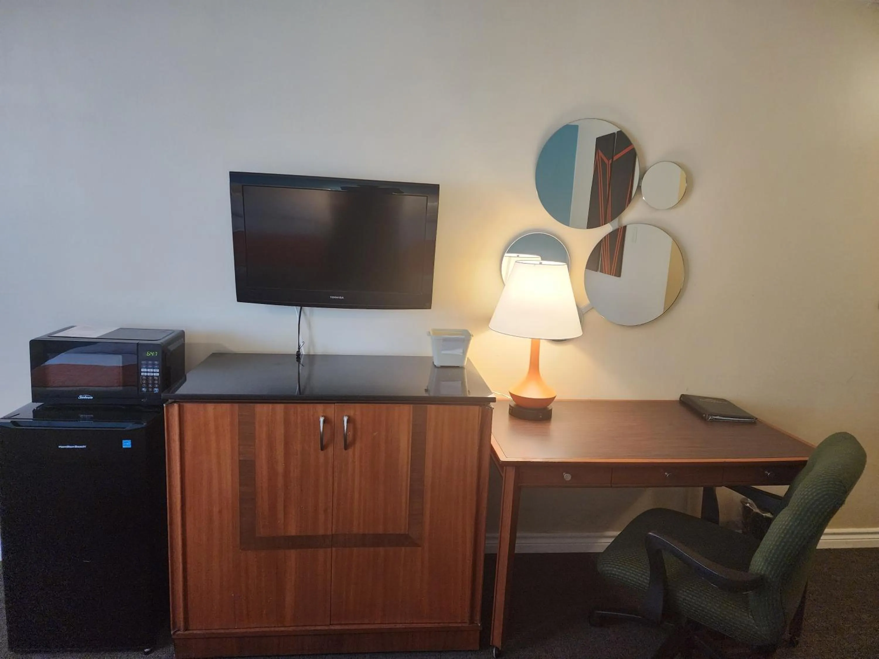 TV and multimedia in Howard Johnson by Wyndham Lindsay