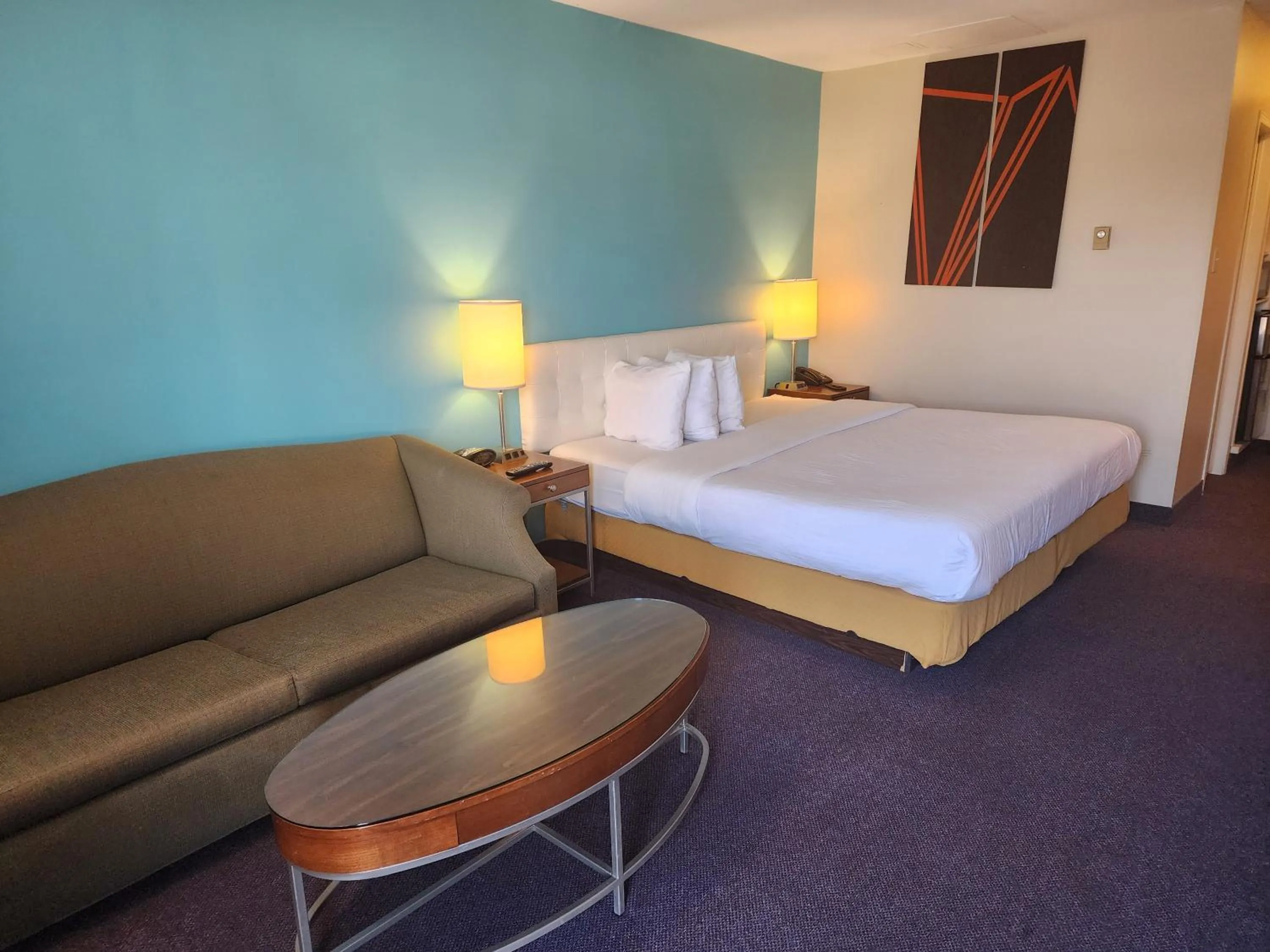 Bed in Howard Johnson by Wyndham Lindsay