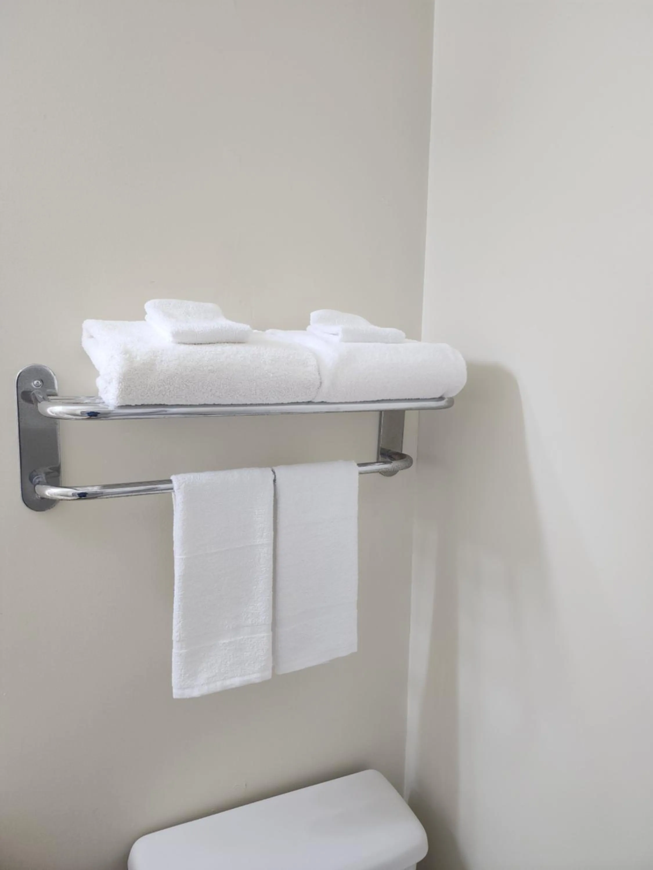 towels in Howard Johnson by Wyndham Lindsay