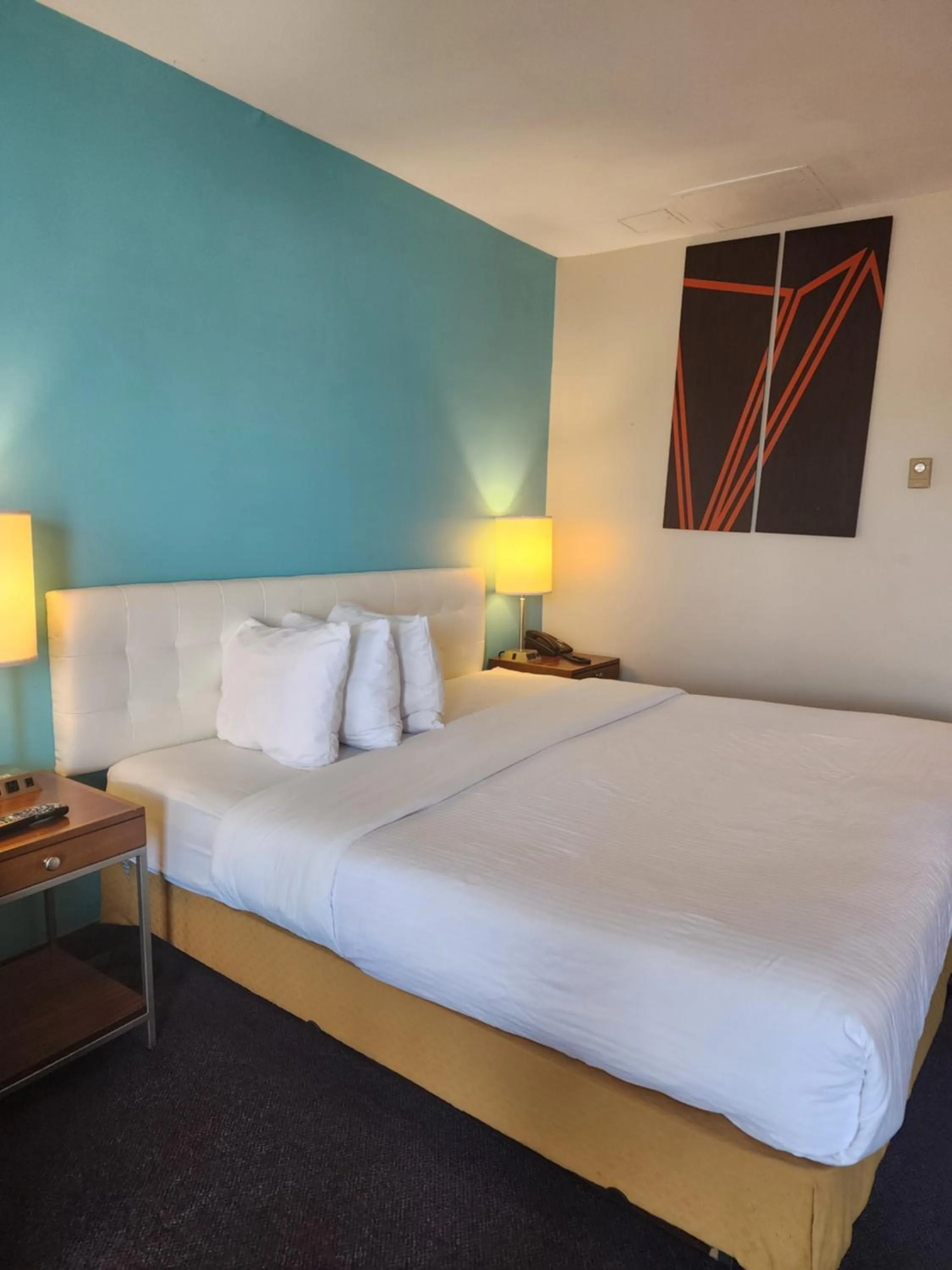 Bed in Howard Johnson by Wyndham Lindsay