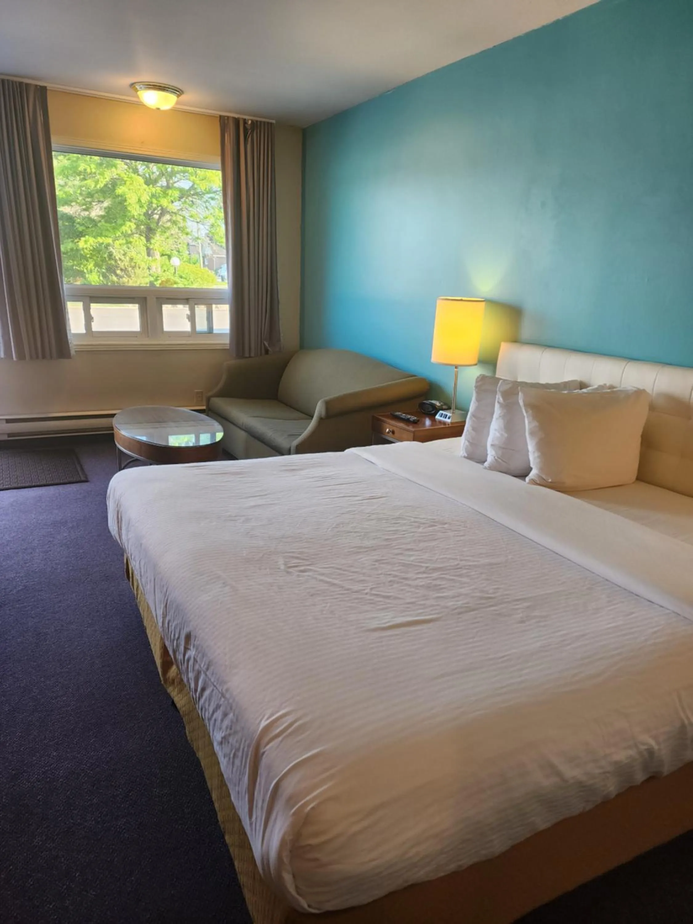 Bed in Howard Johnson by Wyndham Lindsay