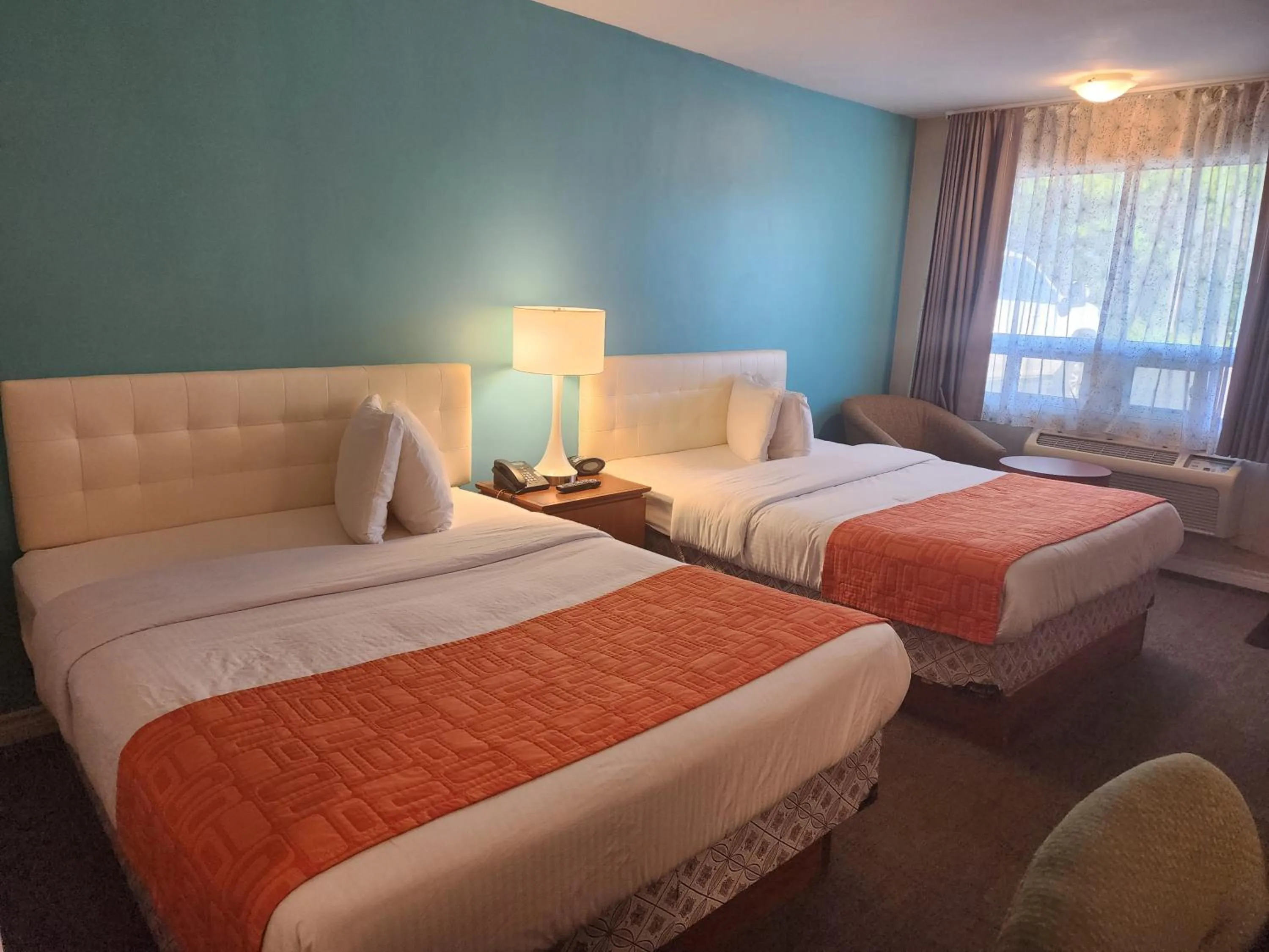 Bed in Howard Johnson by Wyndham Lindsay