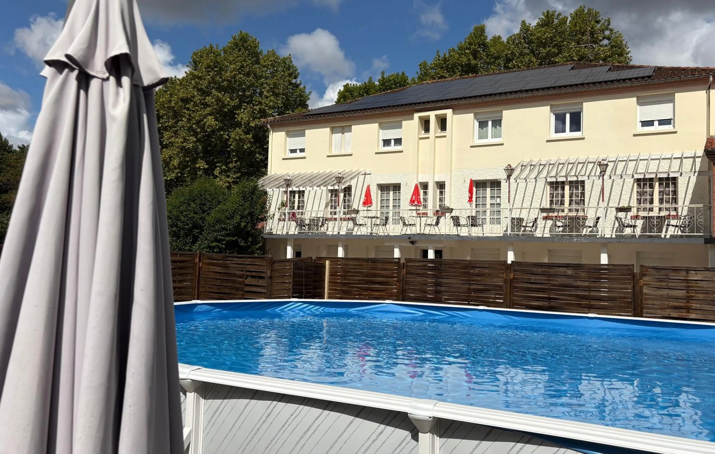 Swimming pool in Auberge de Lamagistere
