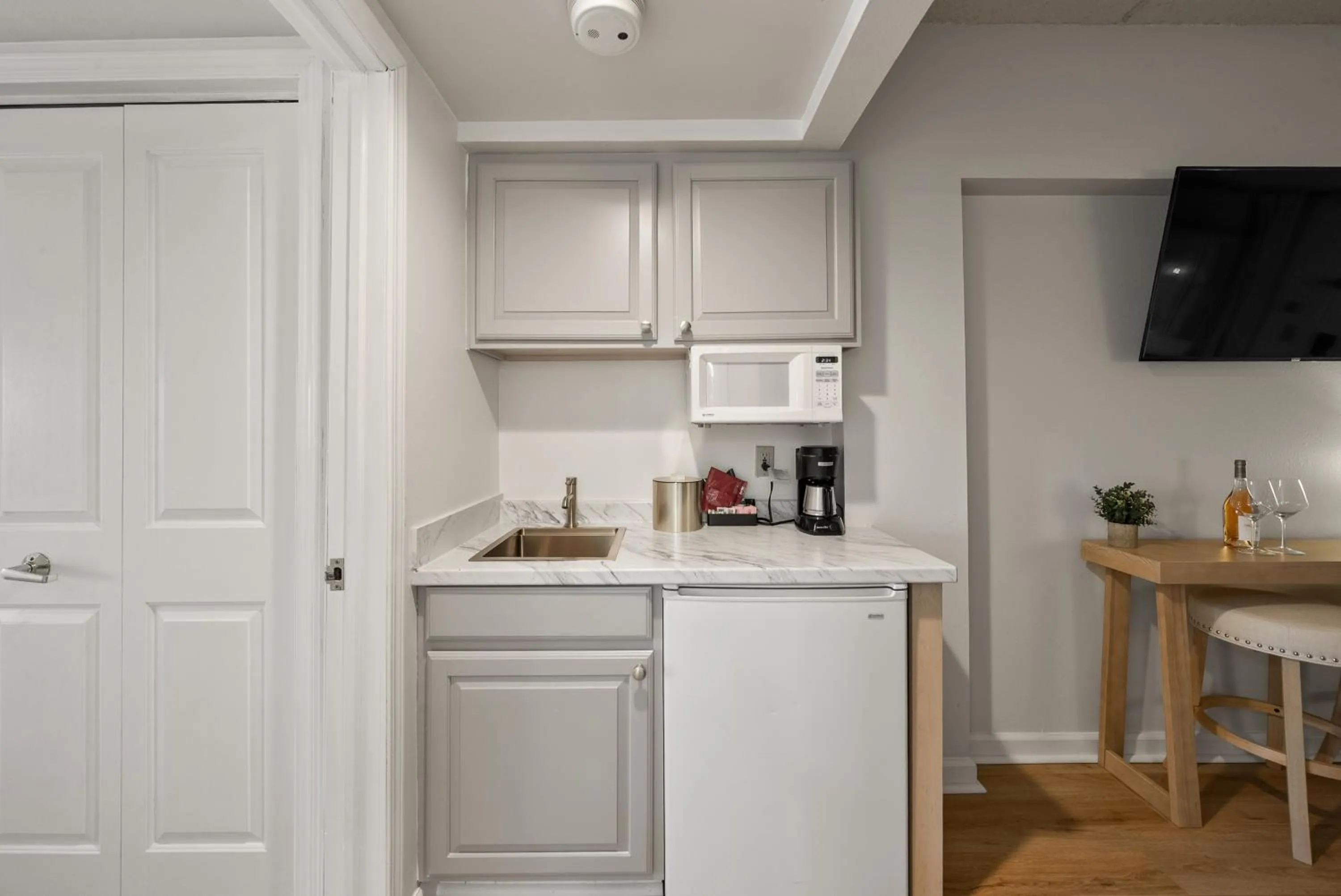 Kitchen or kitchenette in Bella Vista Suites Lake Geneva