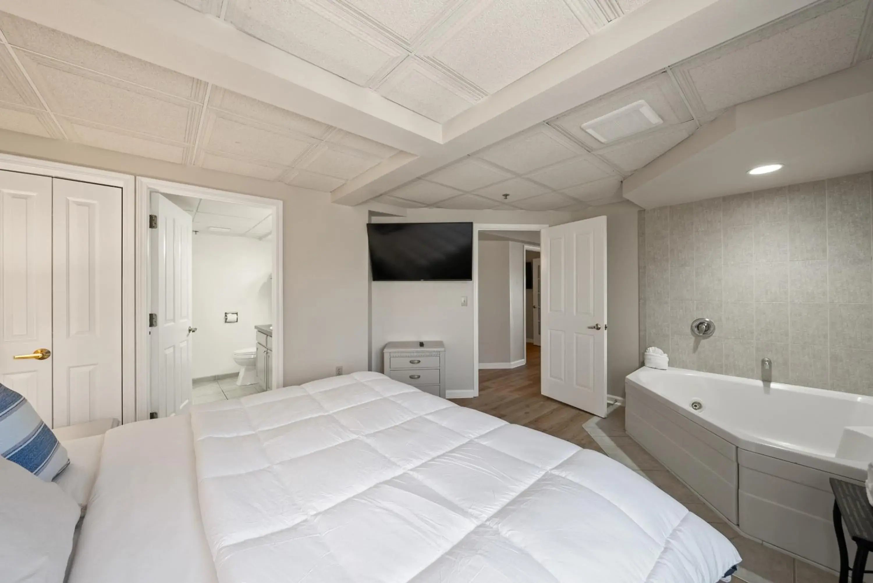 Two-Bedroom Suite in Bella Vista Suites Lake Geneva Two-Bedroom Suite in Bella Vista Suites Lake Geneva