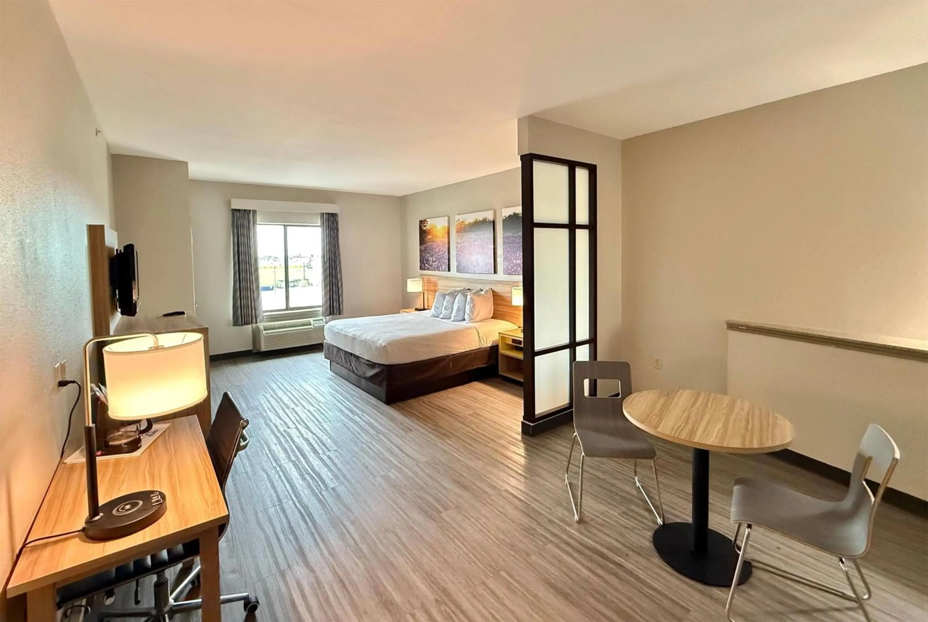 Photo of the whole room, Bed in Days Inn & Suites by Wyndham Houston / West Energy Corridor