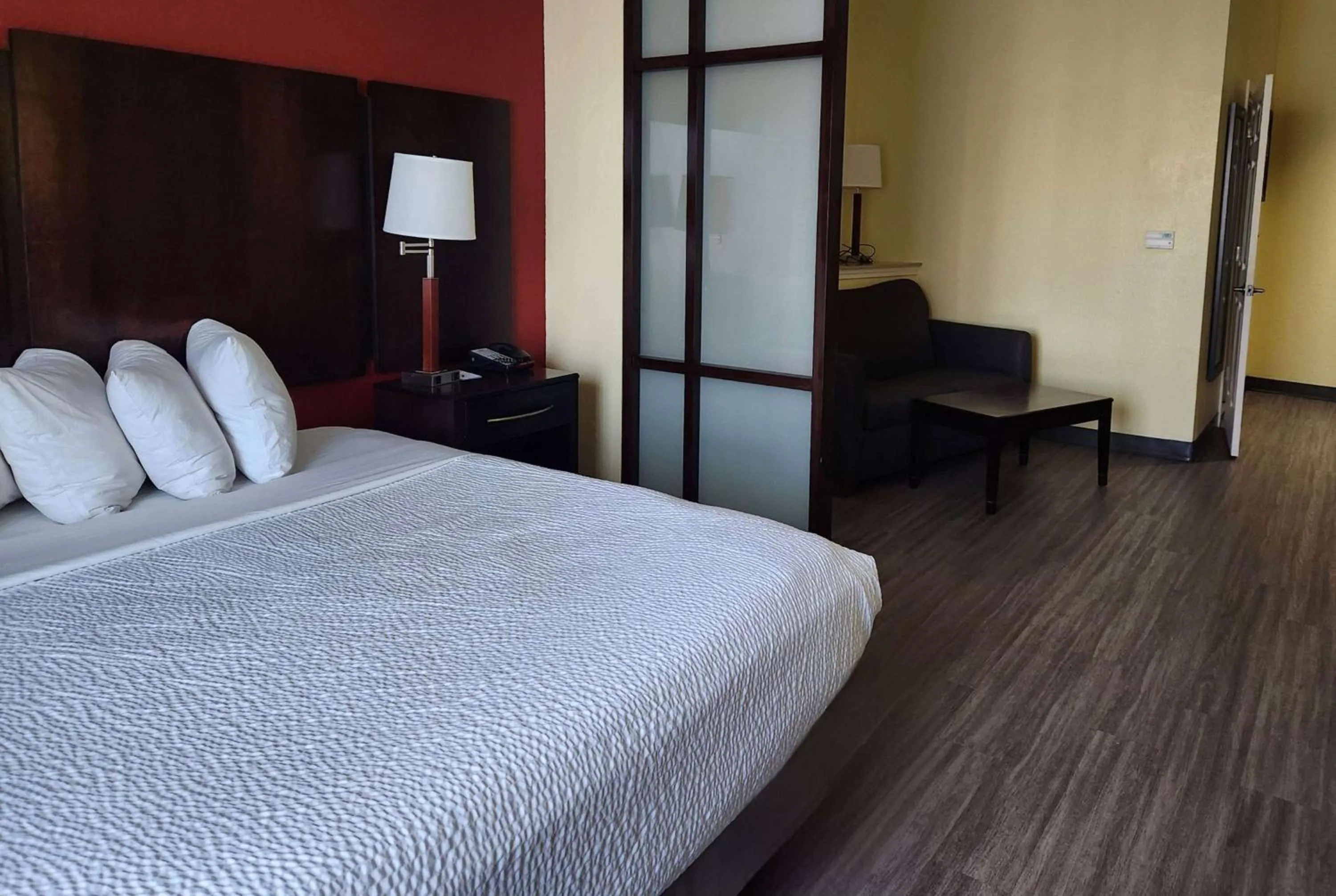 King Studio Suite - Smoking in Days Inn & Suites by Wyndham Houston / West Energy Corridor