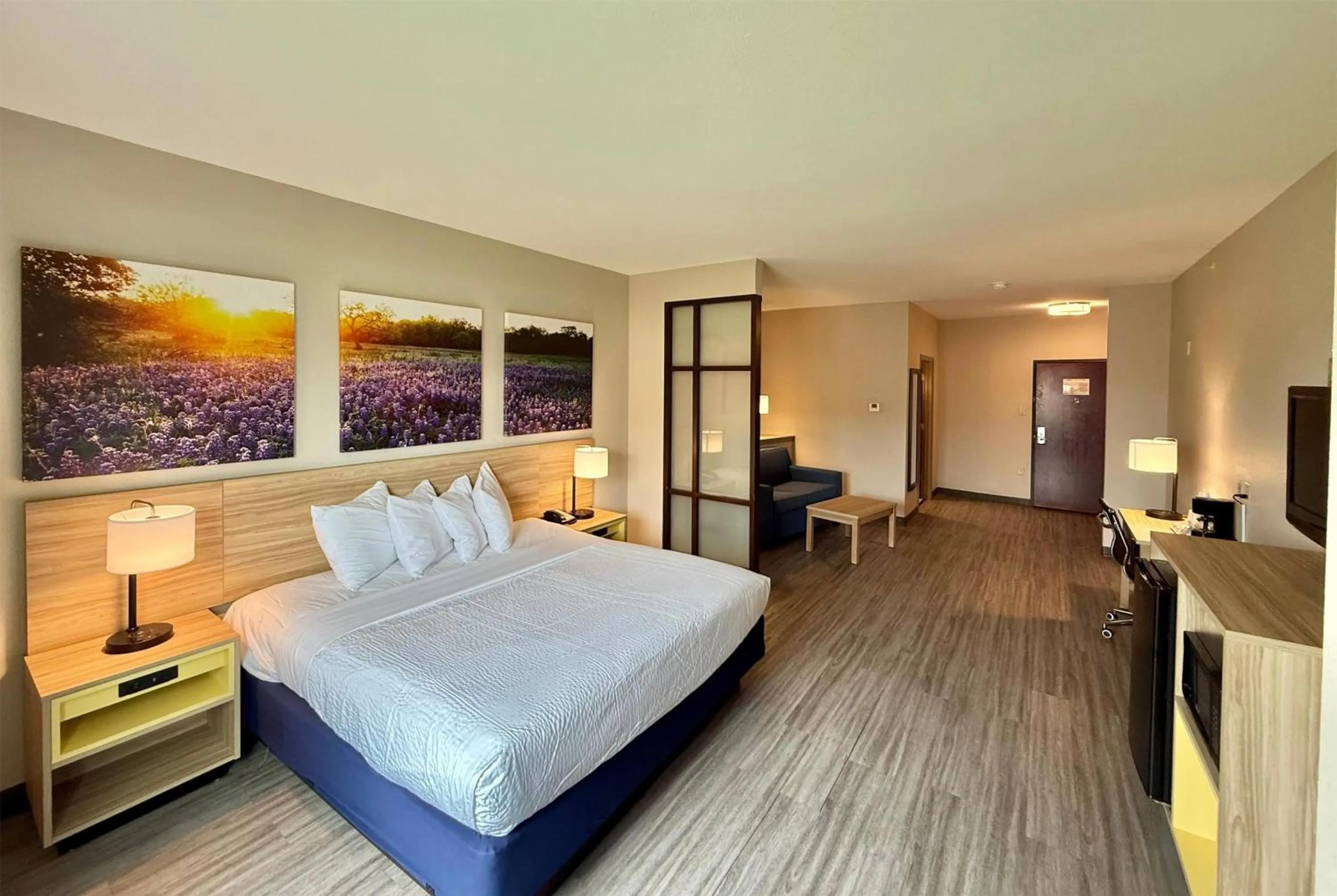 Photo of the whole room, Bed in Days Inn & Suites by Wyndham Houston / West Energy Corridor