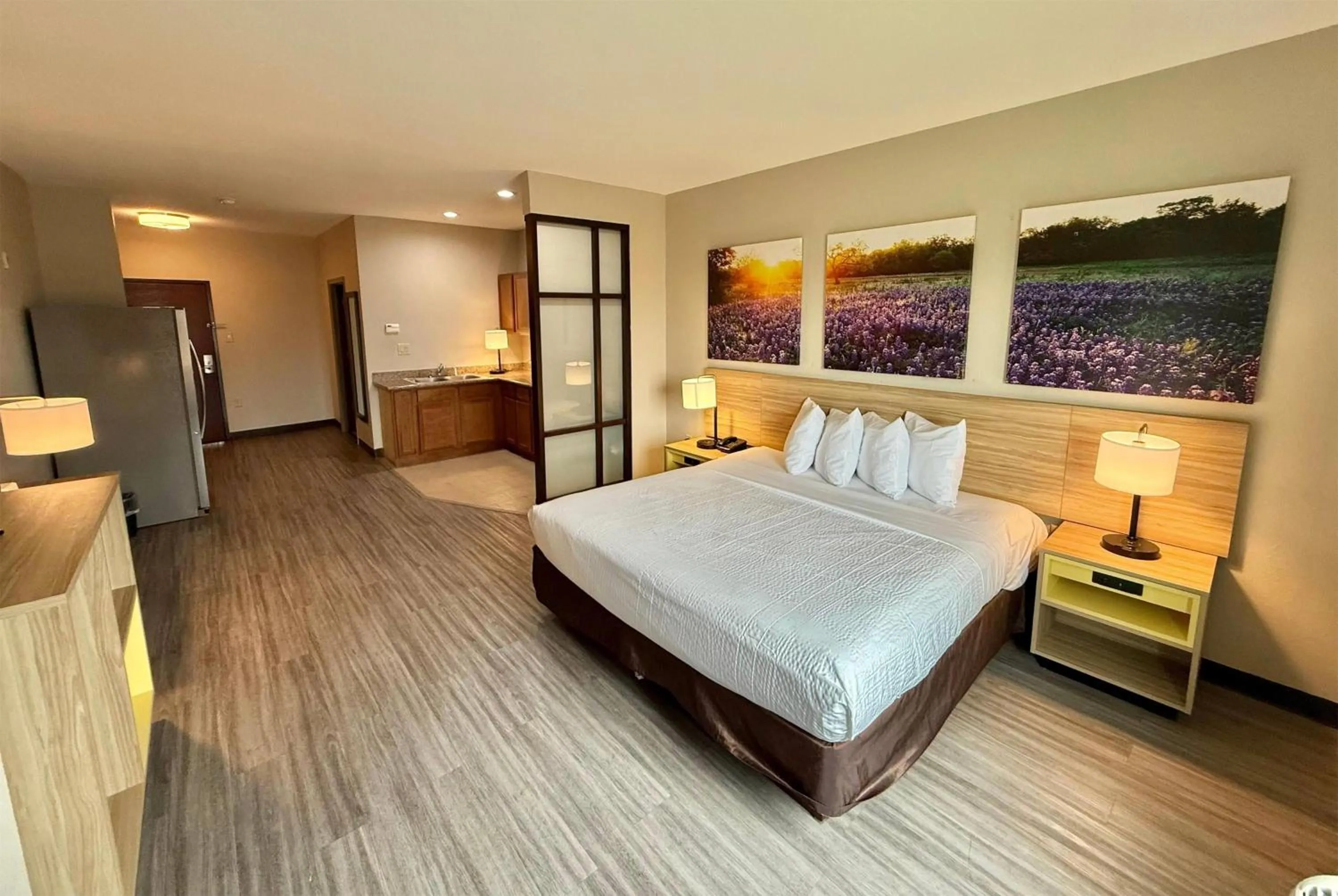 Photo of the whole room, Bed in Days Inn & Suites by Wyndham Houston / West Energy Corridor