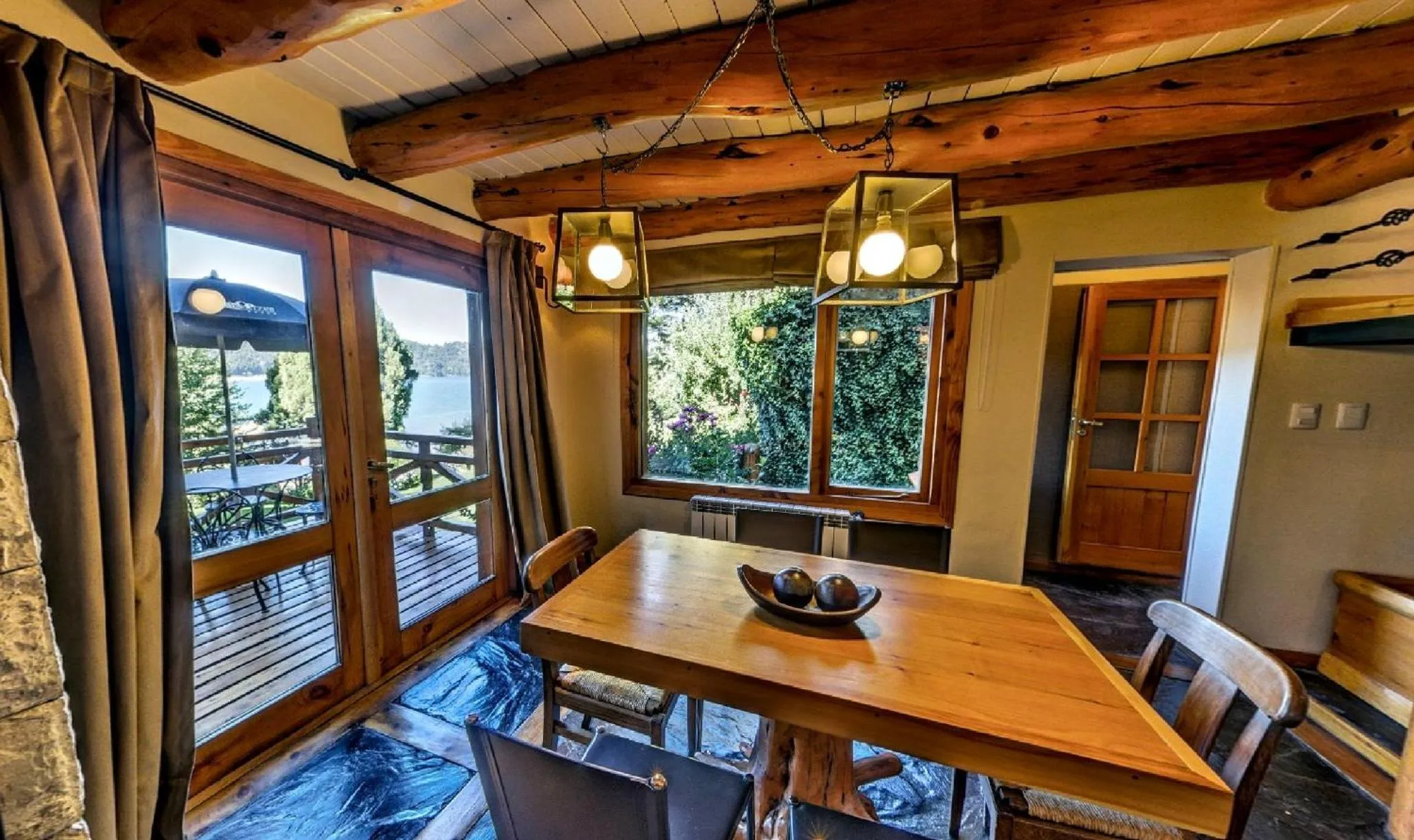 Dining area in Cabañas Puerto Pireo