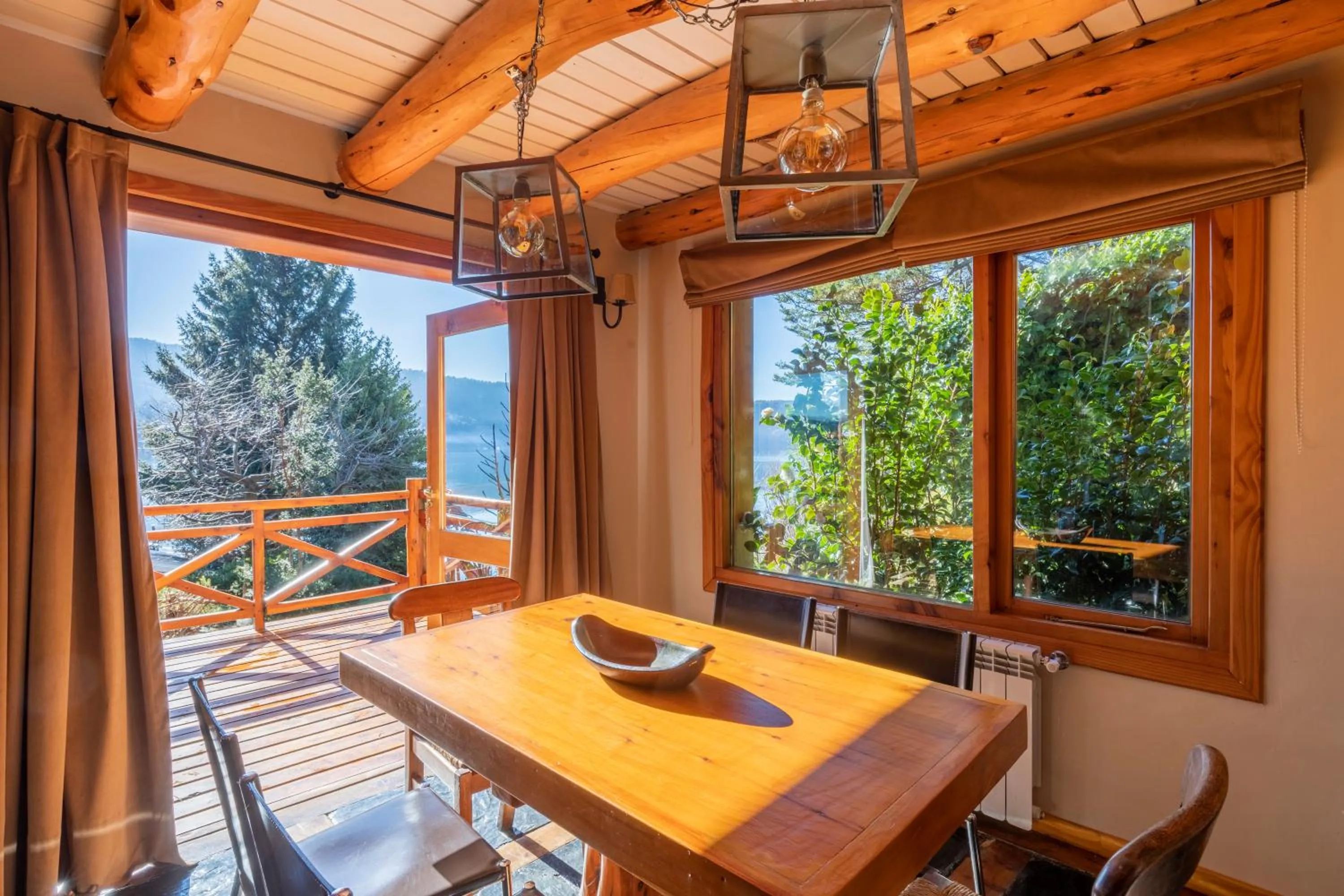 Dining area in Cabañas Puerto Pireo