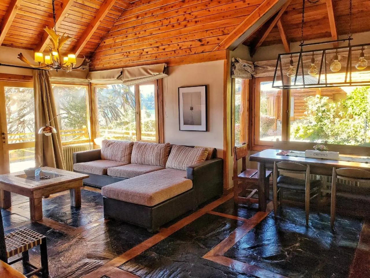 Dining area in Cabañas Puerto Pireo