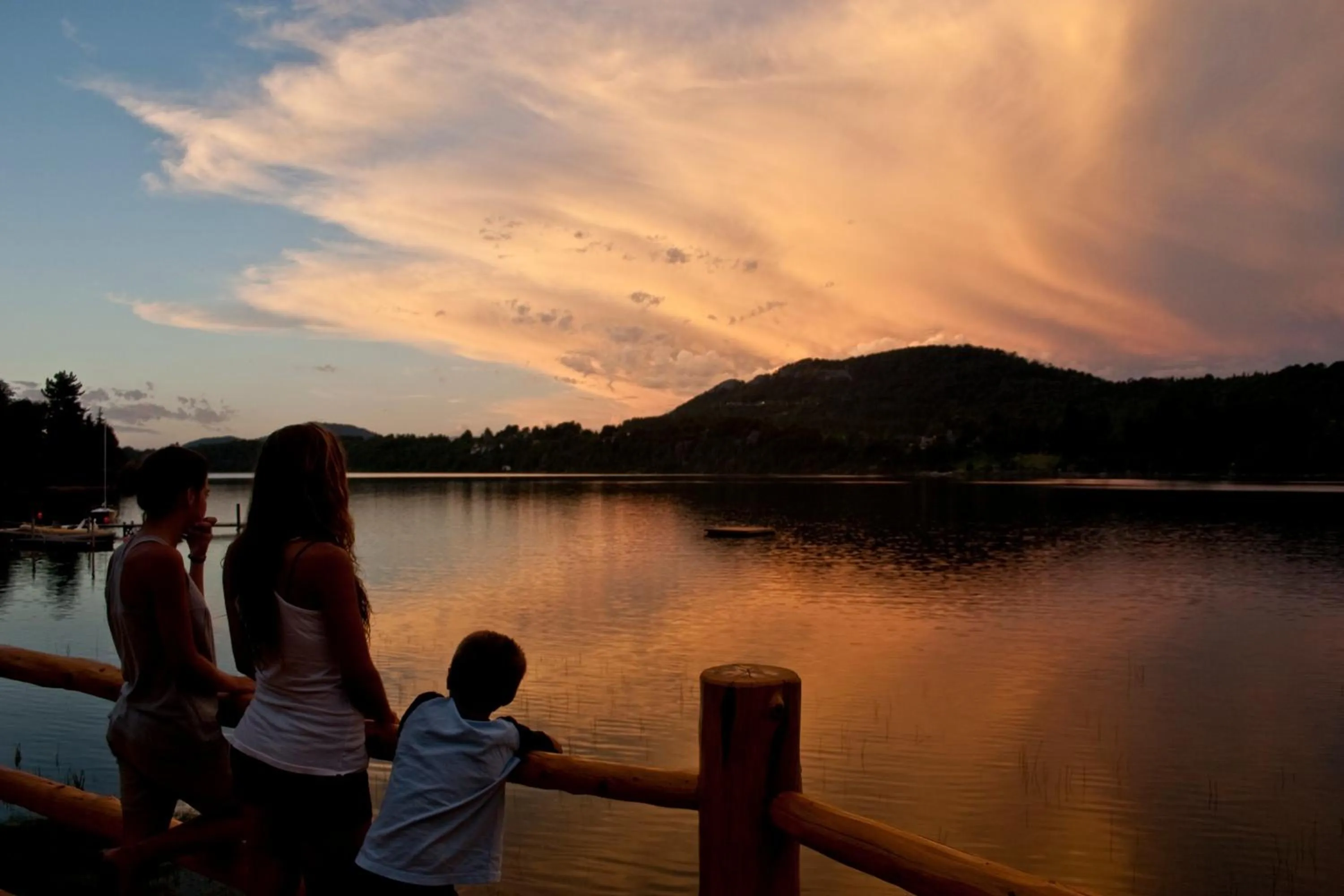 older children in Cabañas Puerto Pireo